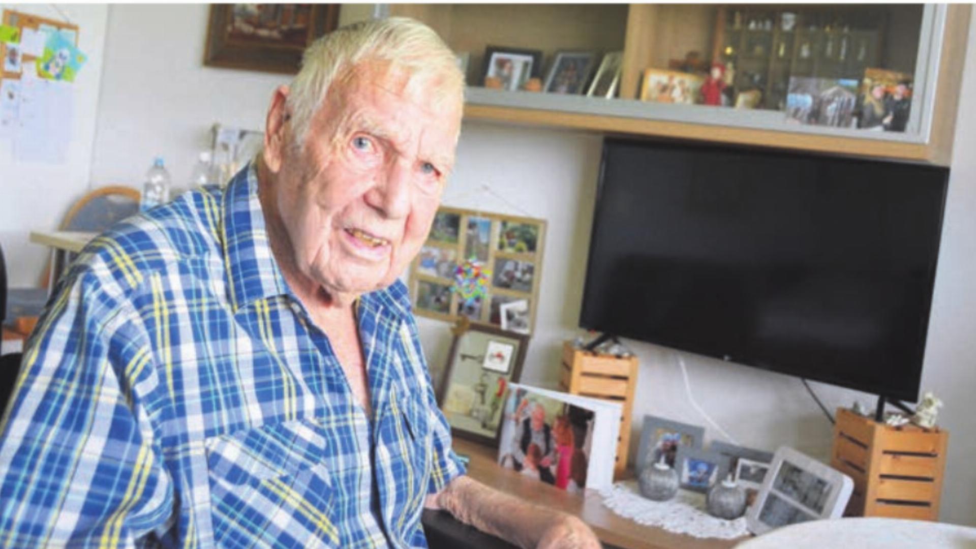 Auch mit 90 Jahren verfolgt Franz Werder das Geschehen im Dorf. Bild: ake - Das Bild wird blockiert. – Möglicherweise durch einen aktiven Adblocker.