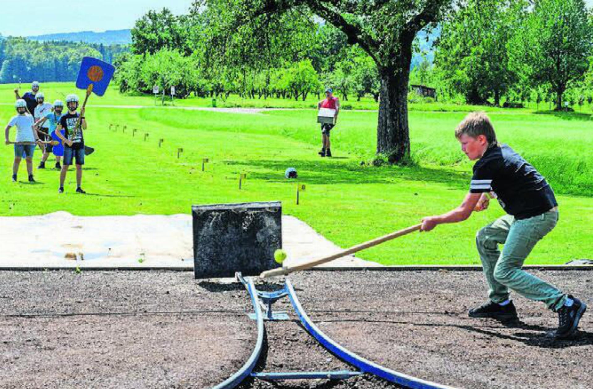 Auch Hornussen können die Kinder in den Sommerferien kennenlernen. Bild: zg