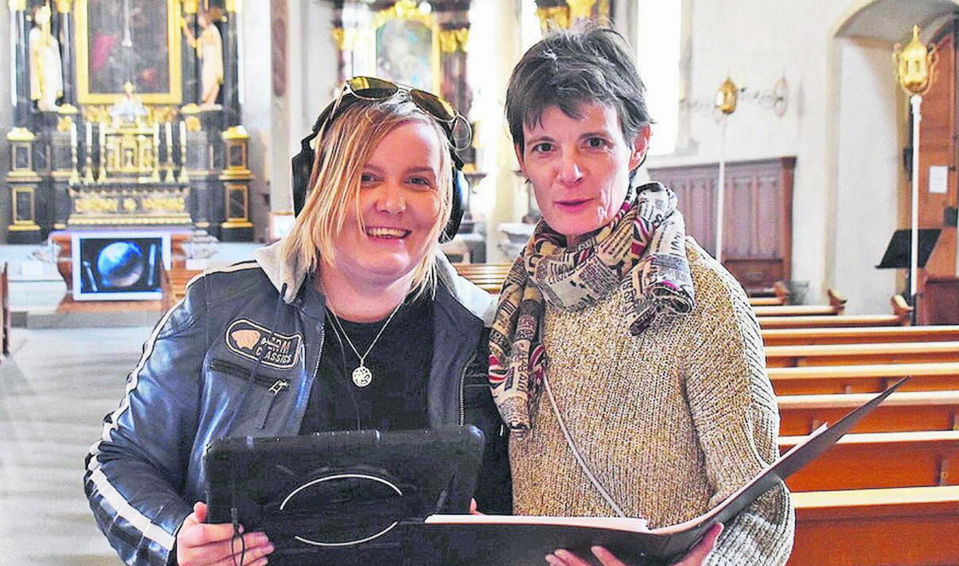 Regisseurin Caroline Wloka (links) und Autorin und Schauspielerin Thamar Rieser drehten in der Stadtkirche. Bilder: Erika Obrist