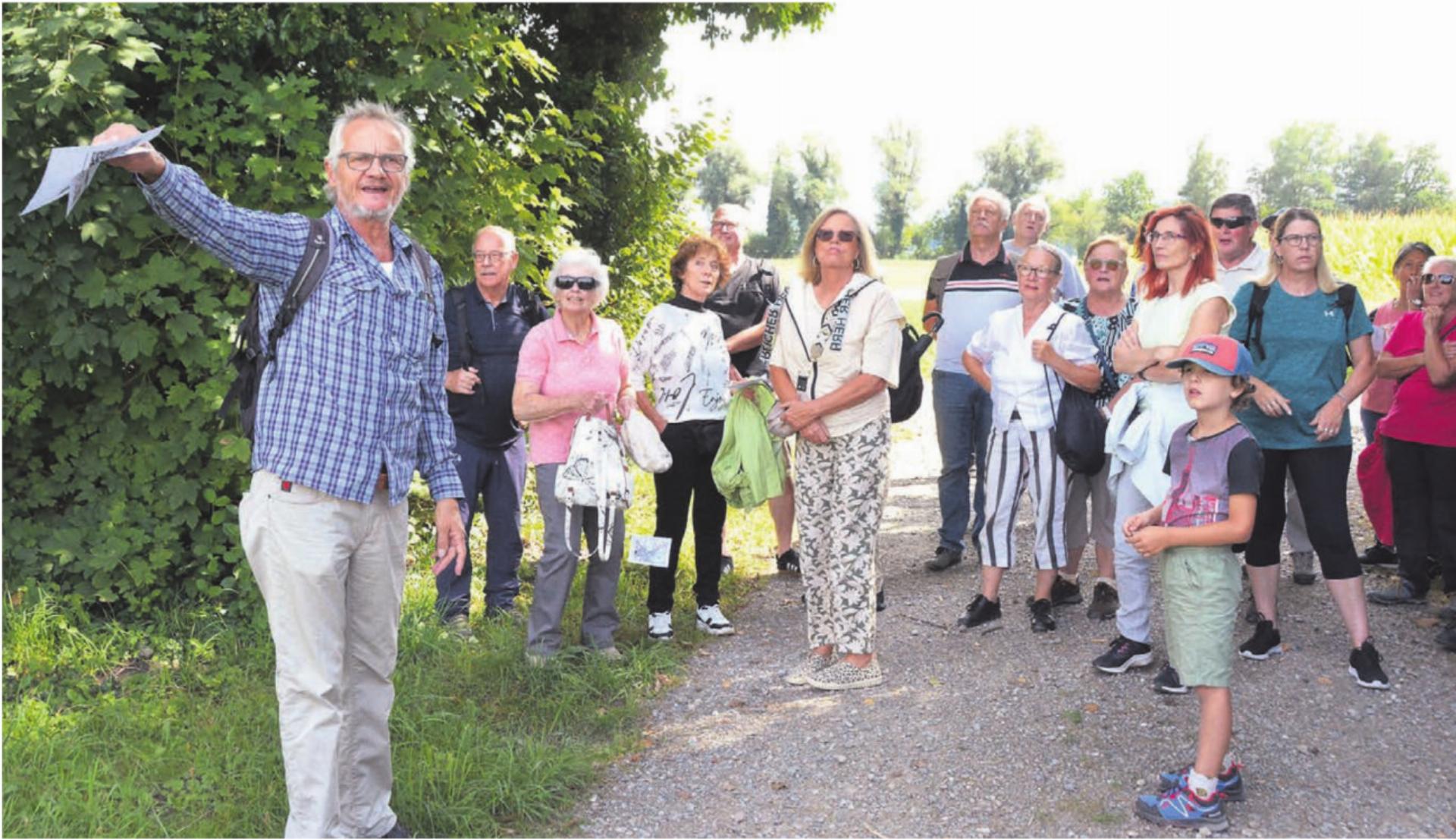 Hier war einst der Bünzersee – Roland Stöckli, Vorstandsmitglied des Kulturvereins, wusste viel Spannendes zu erzählen. Bild: Annemarie Keusch - Das Bild wird blockiert. – Möglicherweise durch einen aktiven Adblocker.