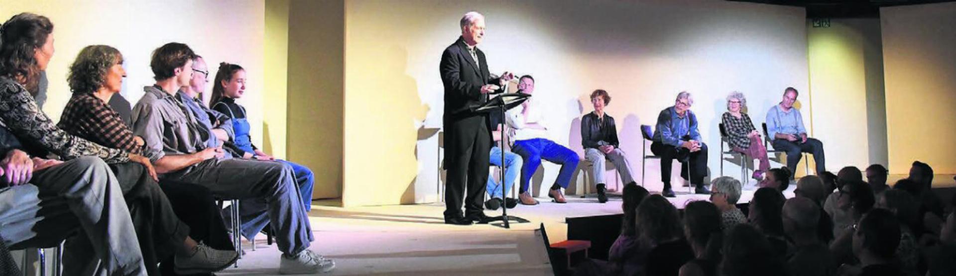 Mit Sternensaal-Schauspieltruppe und viel Publikum: Hans Melliger würdigte das Schaffen von Stefan Hegi mit einer feinen und humorvollen Laudatio.