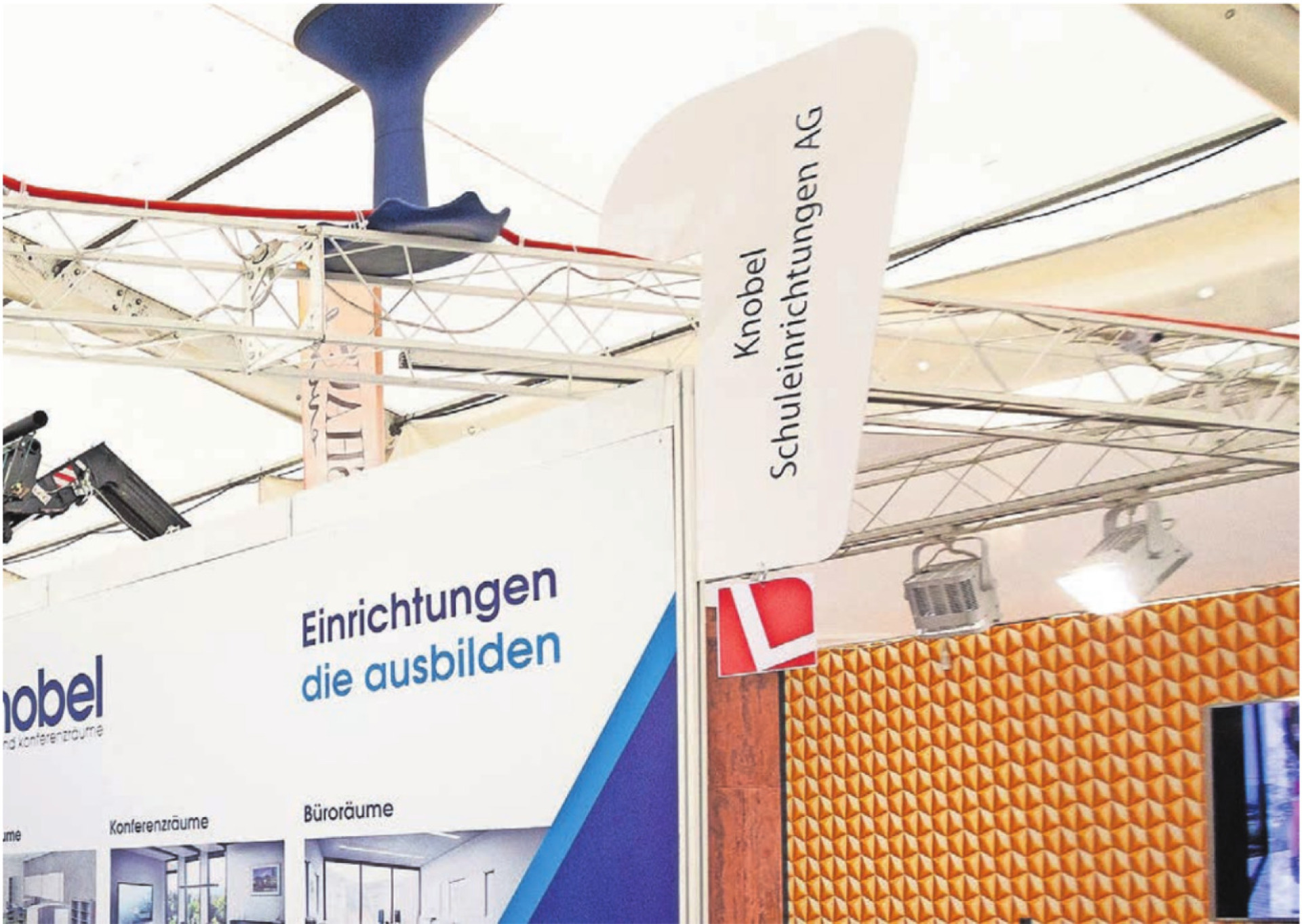 Die roten L-Kleber kennzeichnen Ausbildungsbetriebe. Hier erhalten interessierte Besucherinnen und Besucher Auskunft über die entsprechenden Lehrberufe. Bild: zg - Das Bild wird blockiert. – Möglicherweise durch einen aktiven Adblocker.