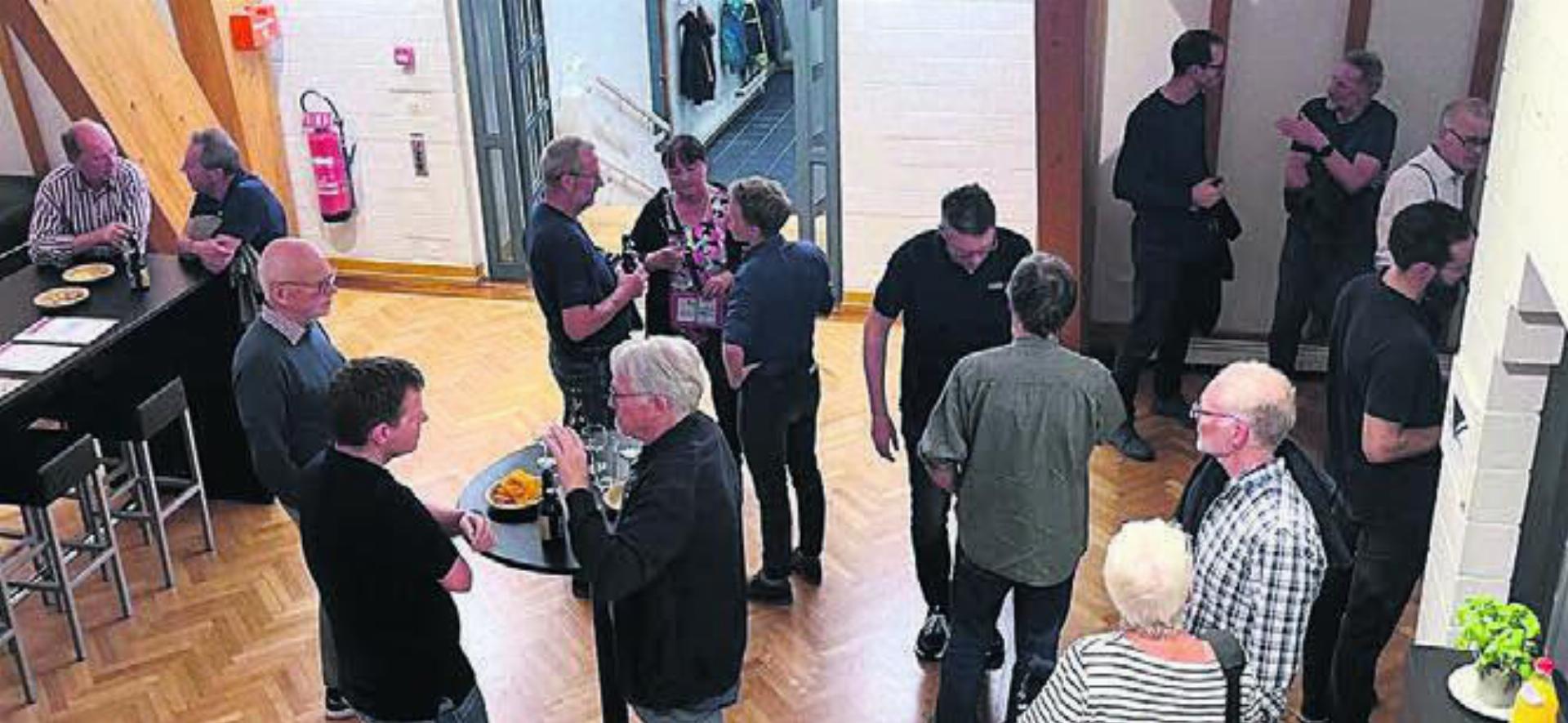 Beim Apéro tauschten sich die Teilnehmenden aus. Bild: zg