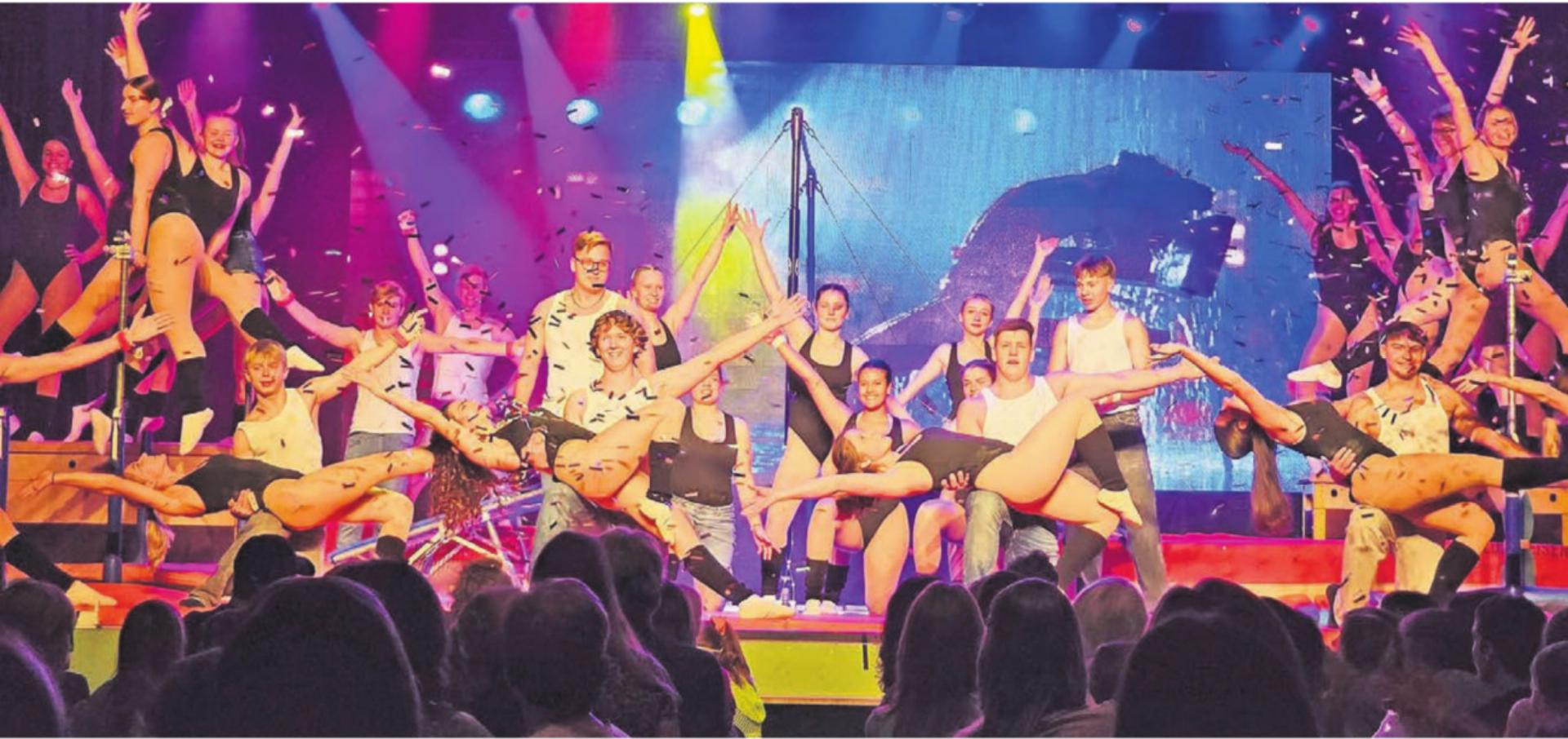 Im Tanzfieber: Die Gruppe «Sie & Er» liess den Film «Flashdance» aufleben. Auch diese Nummer war eine wahre Augenweide. Bilder: Stefan Hotz - Das Bild wird blockiert. – Möglicherweise durch einen aktiven Adblocker.