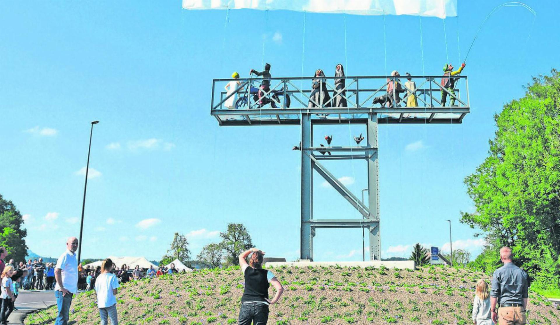 23. September 2017: Der Kreisel ist mit einem Innendurchmesser von 22 Metern einer der grössten in der Region. Der Kreiselschmuck ist sechs Meter hoch und neun Meter breit. Bild: Archiv/sab