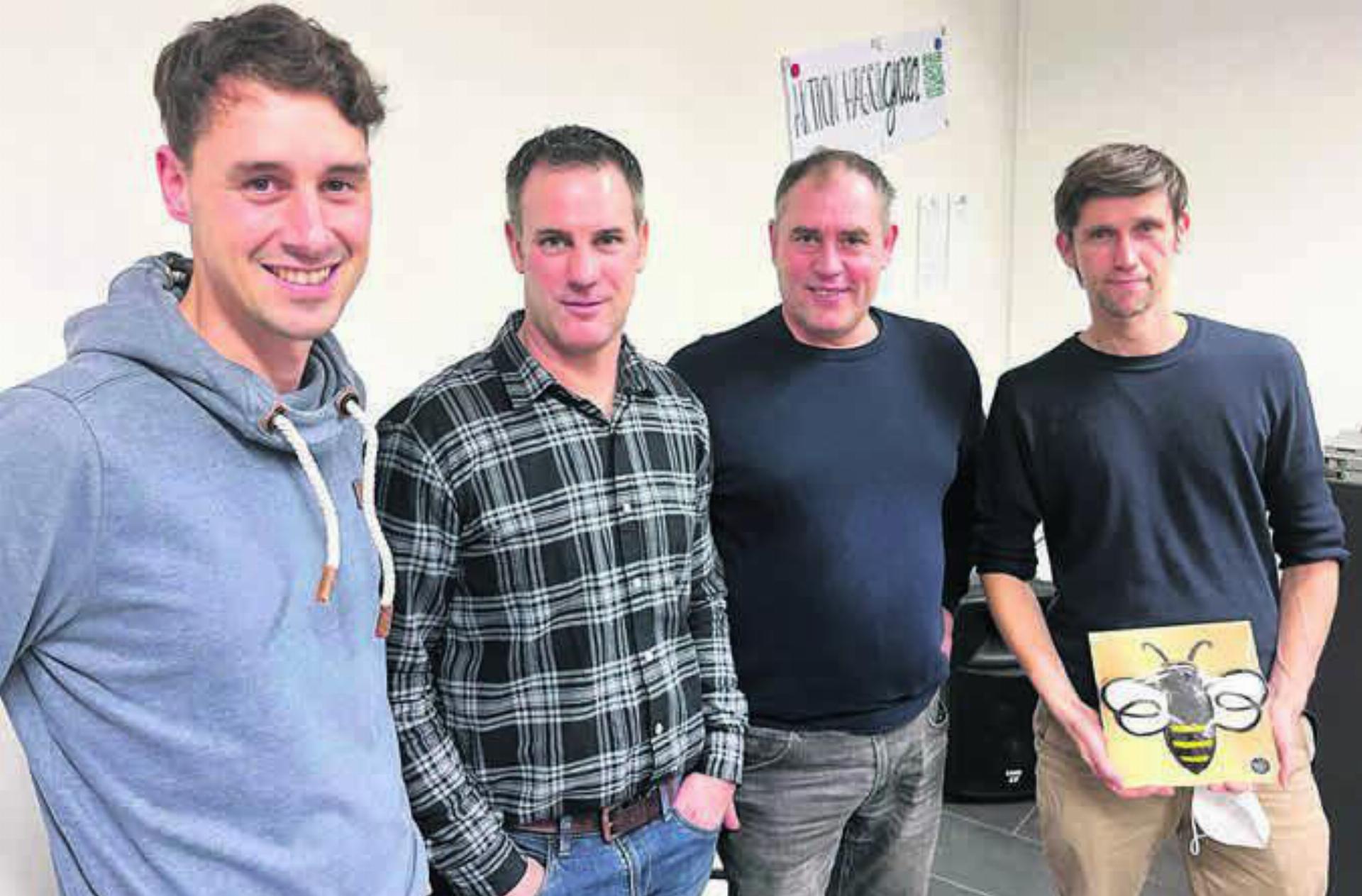 Mario Roost von der Aktion Häggligrüen, die Landwirte Josef (Sepp) Schmid und Martin (Jimmy) Schmid sowie Michael Eyer, Fachexperte Pflanzenschutzmittel von Vision Landwirtschaft (von links), diskutierten verschiedene Fragen zum Thema Landwirtschaft und Biodiversität. Bild: Britta Müller