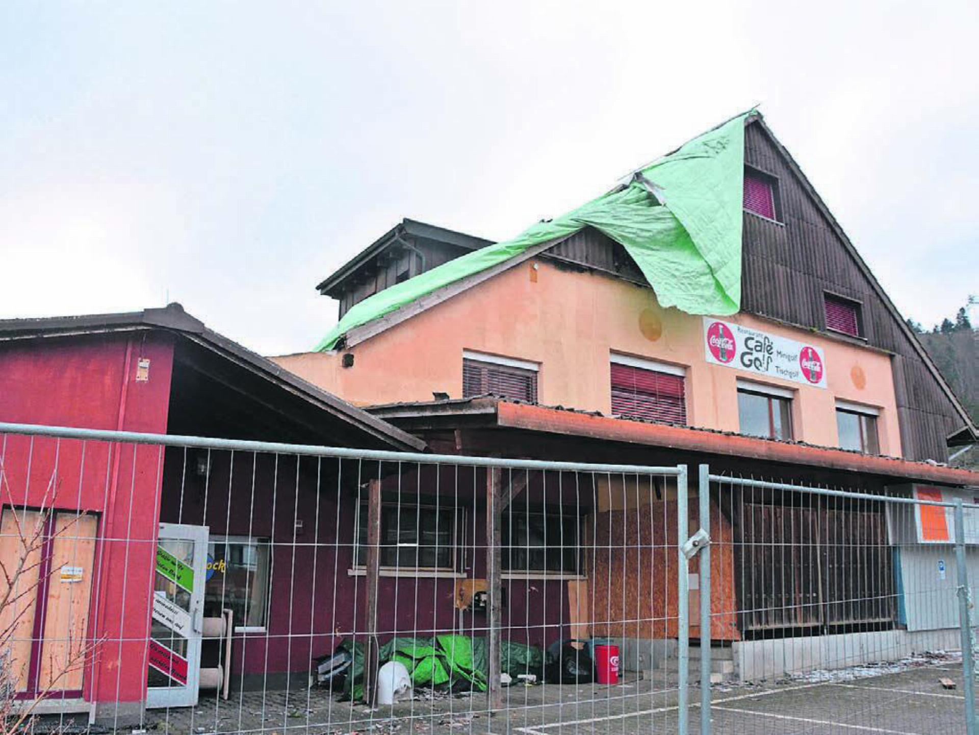 Rundherum abgesperrt. Nach dem Brand von Ende September wird das Café Golf bald abgerissen. Bild: Annemarie Keusch