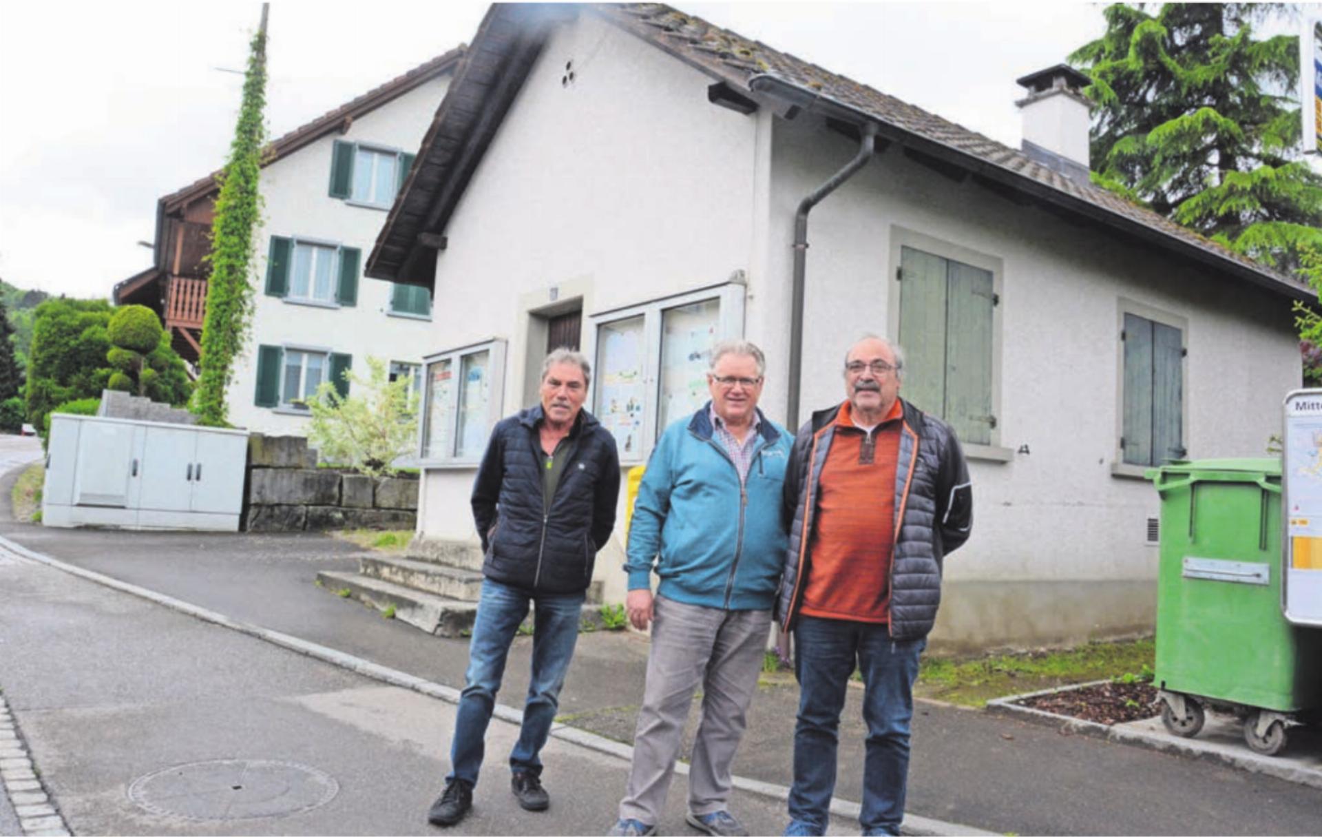 Die IG Casino mit (von links) René Seiler, Thomas Moor und Rolf Seiler – hier vor dem Objekt der Diskussionen – hat mit der Beschwerde einen Teilerfolg erzielt und hofft nun, dass es endlich vorwärtsgeht. Bild: Archiv - Das Bild wird blockiert. – Möglicherweise durch einen aktiven Adblocker.