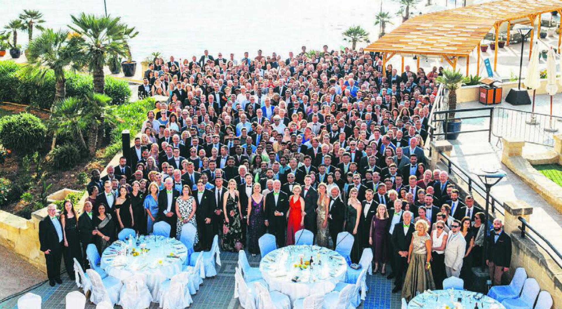 Unvergesslich: die Jubiläumsfeier auf Malta mit ganz vielen der weltweit über 670 Mitarbeitenden. Bild: zg - Das Bild wird blockiert. – Möglicherweise durch einen aktiven Adblocker.