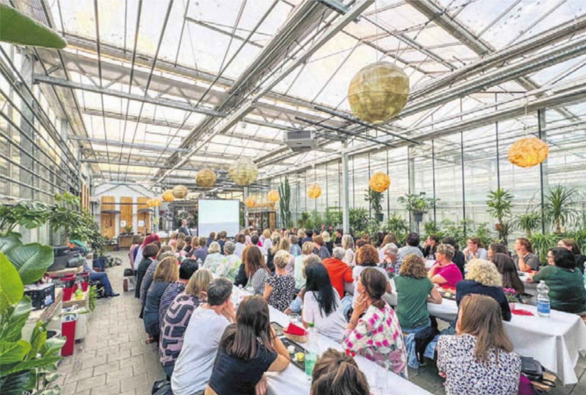 Die Vorsorgeexpertin Sandra Riner referiert im idyllischen Ambiente der Gärtnerei. Bild: zg