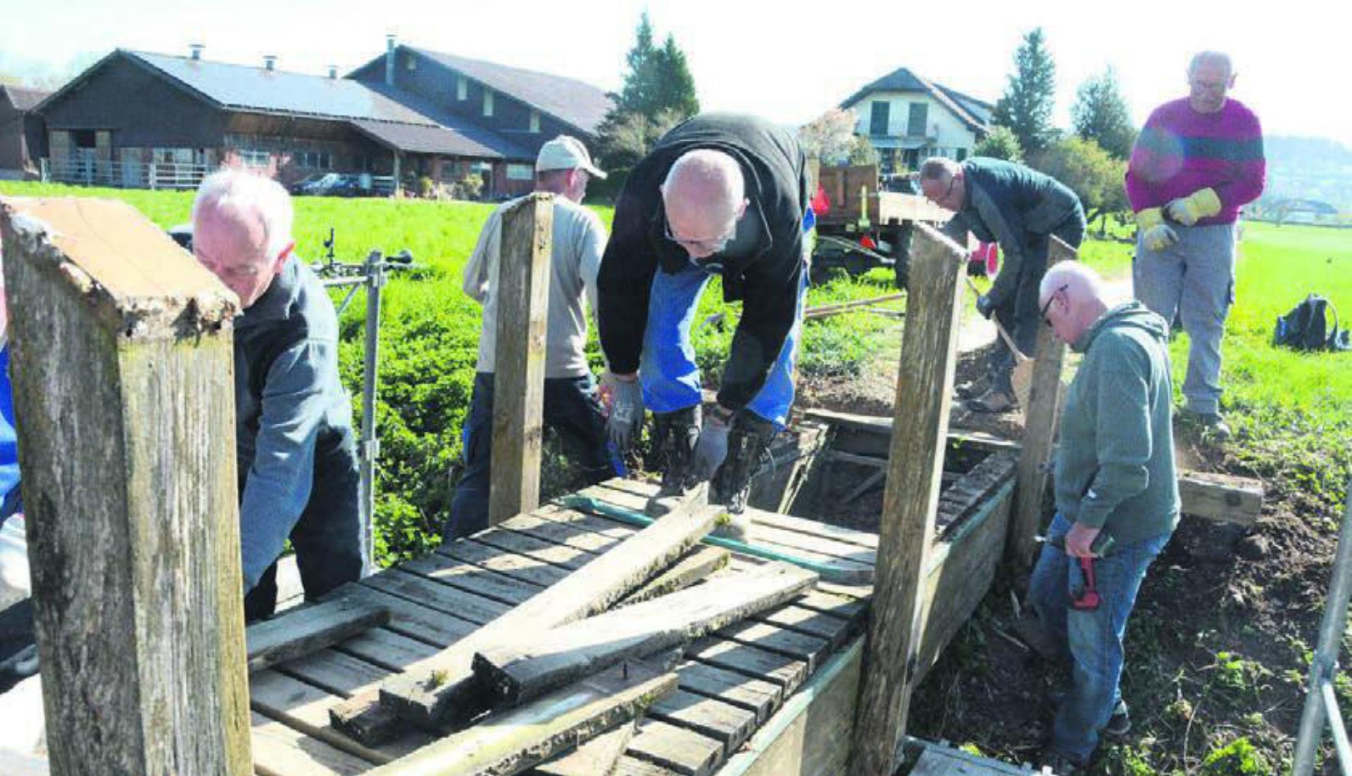 Am Donnerstag legten die Helfer mit Vollgas los und demontierten die Brücke in ihre Einzelteile.