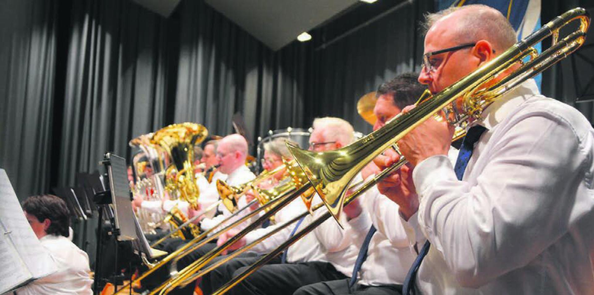 In Reih und Glied – 32 Musikantinnen und Musikanten zählt der Verein aktuell. Die Bandbreite an Instrumenten reicht von der Posaune über die Trompete bis zur Querflöte und zum Es-Horn.