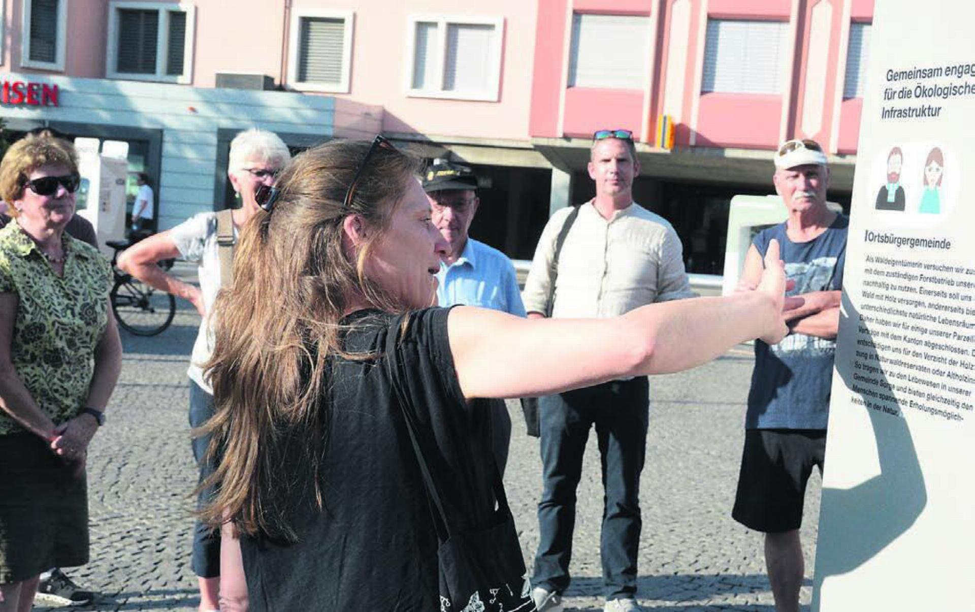 Projektleiterin Isabelle Glanzmann erklärt den Aufbau und Inhalt der Wanderausstellung. Zu den aufmerksamen Zuhörern gehört auch Gemeinderat Daniel Füglistaler (Zweiter von rechts). Bild: Chregi Hansen - Das Bild wird blockiert. – Möglicherweise durch einen aktiven Adblocker.