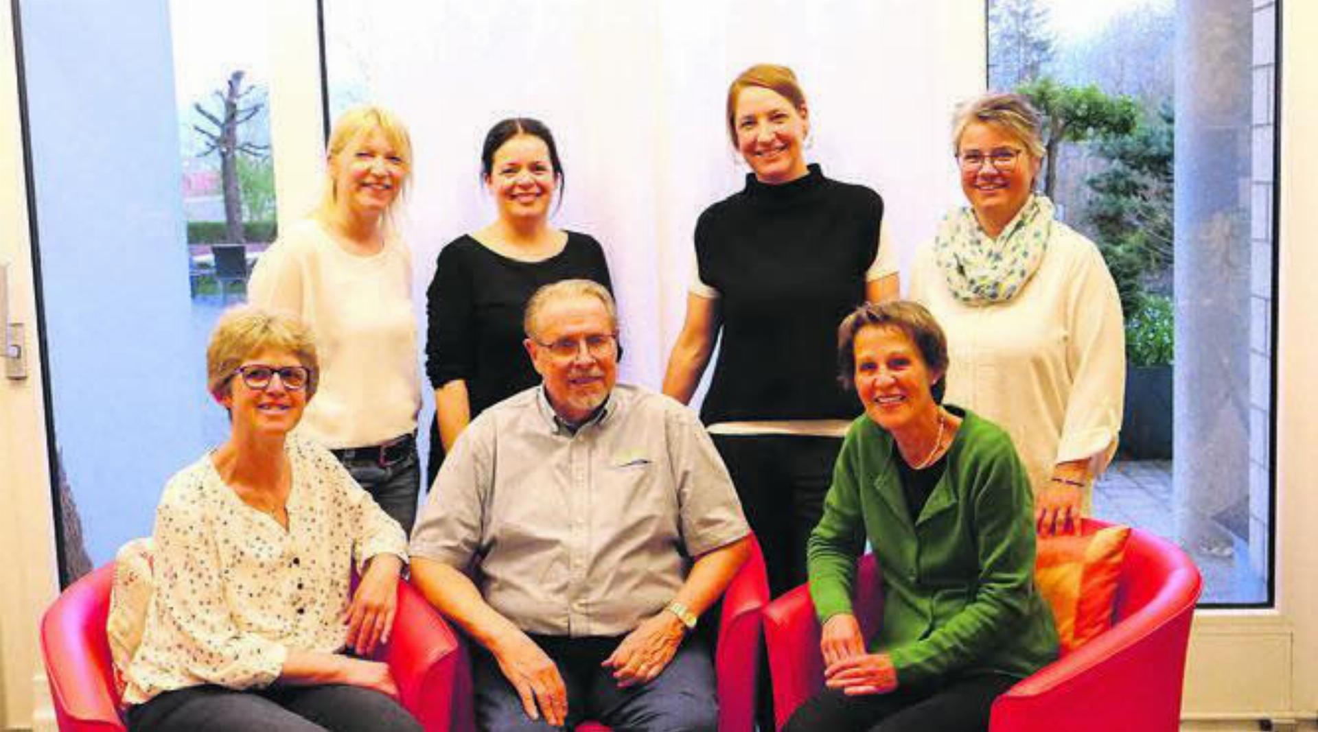 Die neuen Verwaltungsratsmitglieder, stehend von links: Eliane Nogara, Iris Helbling Villiger, Marlene Stalder, Daniela Wigger; sitzend von links: Präsidentin Renate Arnold und die beiden scheidenden Verwaltungsräte René Wyttenbach und Brigitte Halter. Bild: zg