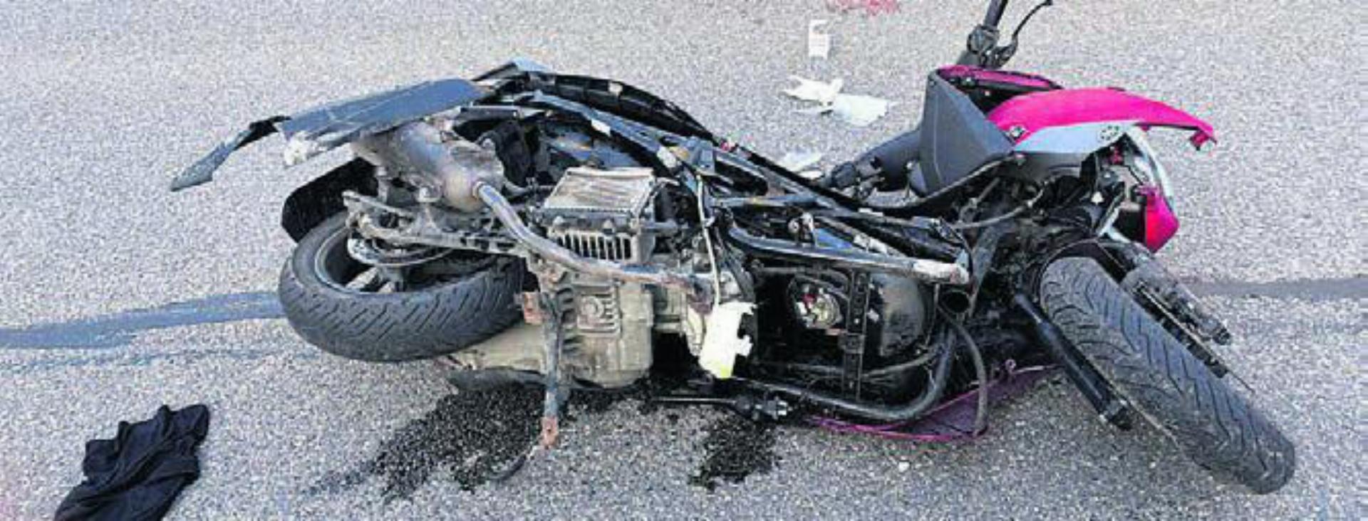 Das Motorrad und der junge Fahrer wurden stark in Mitleidenschaft gezogen. Bild: zg