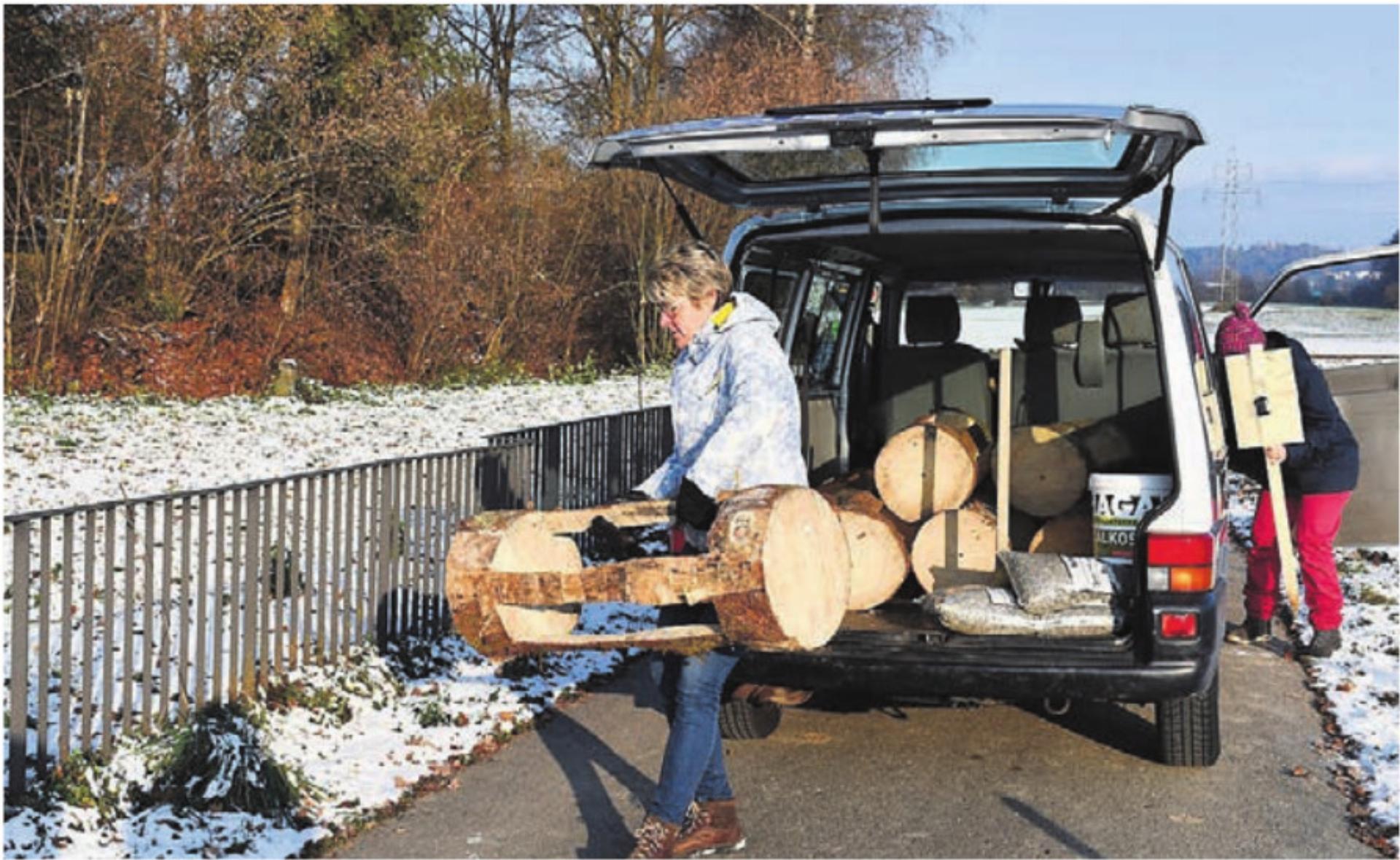 Das OK setzt zusammen mit den Helferinnen und Helfern die Laternen. Bild: vaw - Das Bild wird blockiert. – Möglicherweise durch einen aktiven Adblocker.