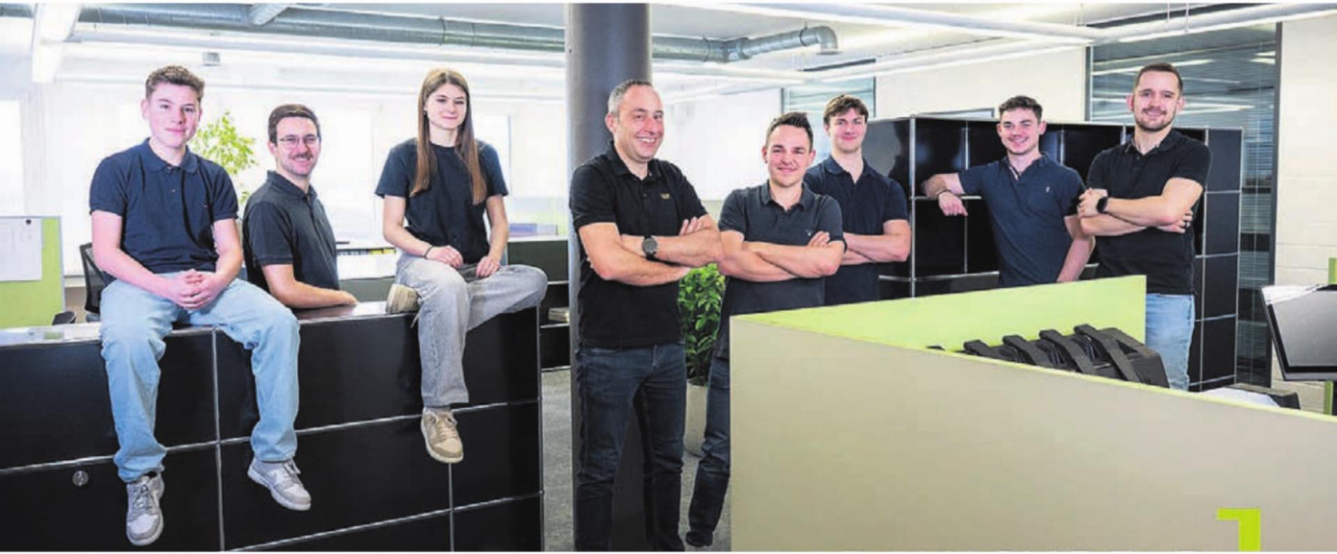 Marco Horisberger und Marc-Andrea Scheuber (vorne, von links) mit dem ganzen Archicube-Team. Bild: zg - Das Bild wird blockiert. – Möglicherweise durch einen aktiven Adblocker.