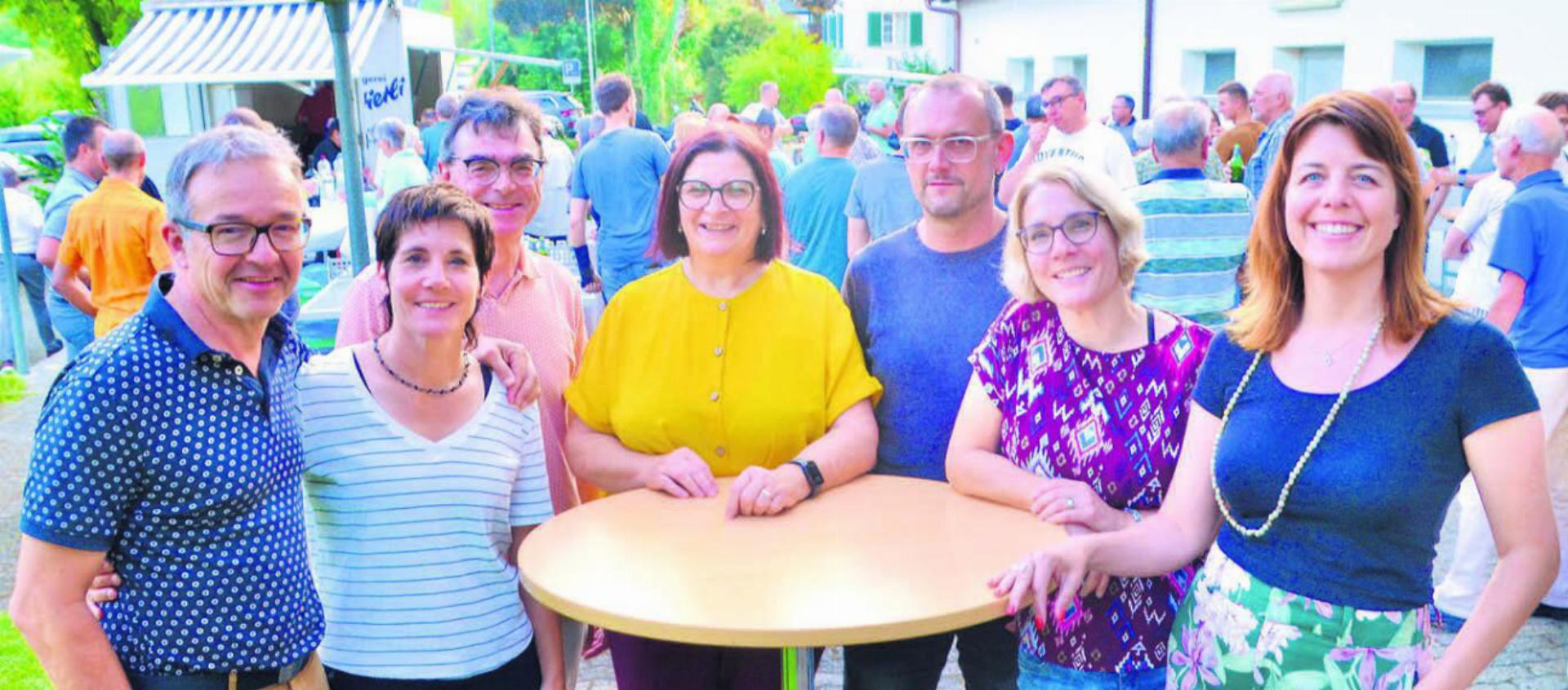OK-Präsidentin Claudia Dober mit jenen Mitgliedern des Dorffest-OK, die an der «Gmeind» dabei waren. Bild: Thomas Stöckli