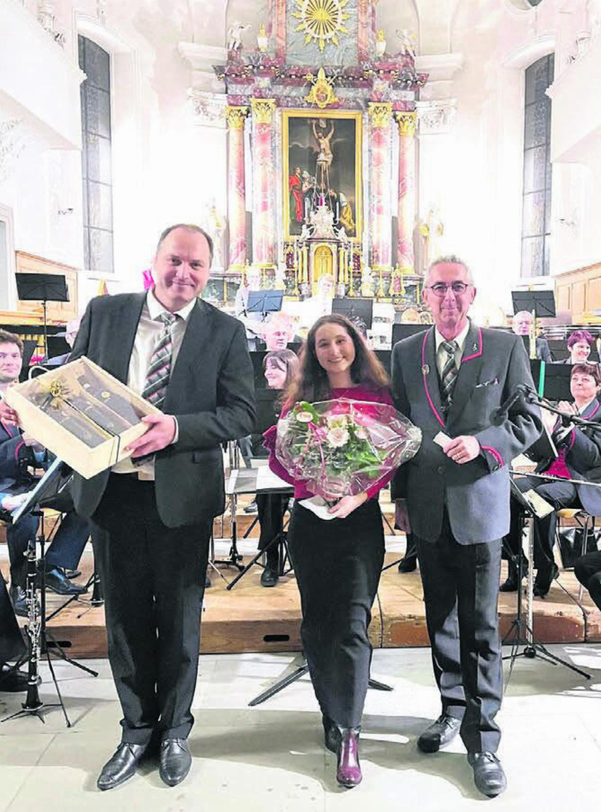 Musikvereinspräsident Markus Konrad (rechts) bedankt sich bei Moderatorin Olivia Huggel und Dirigent Markus Steimen. Bilder: Walter Minder - Das Bild wird blockiert. – Möglicherweise durch einen aktiven Adblocker.