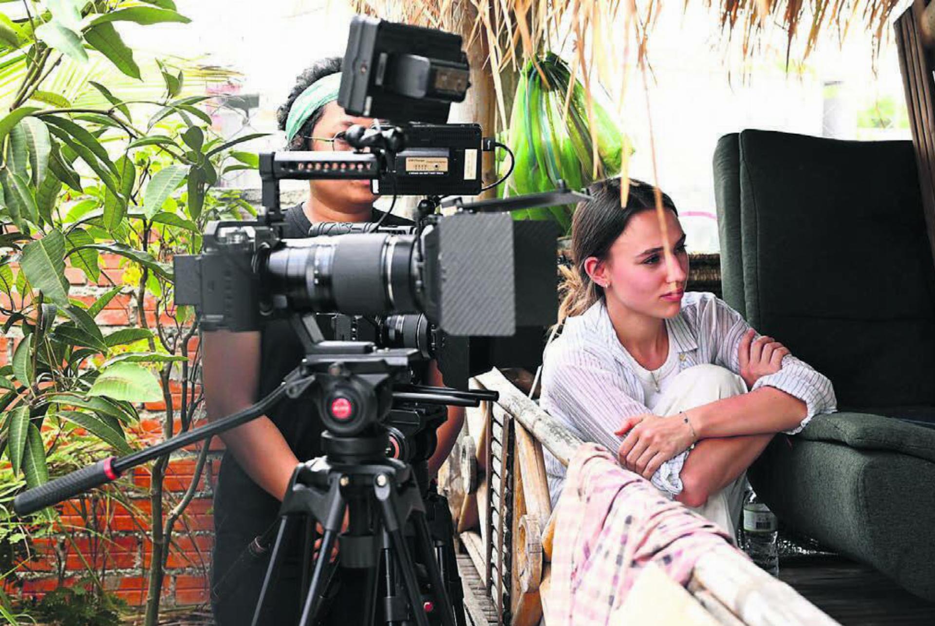 Die Zufikerin Daniela Wildi bei den Dreharbeiten zu ihrem neuen Dok-Film. Die 24-Jährige möchte damit auch bewirken, «dass man darüber spricht, was Frieden bedeutet». Bilder: zg - Das Bild wird blockiert. – Möglicherweise durch einen aktiven Adblocker.