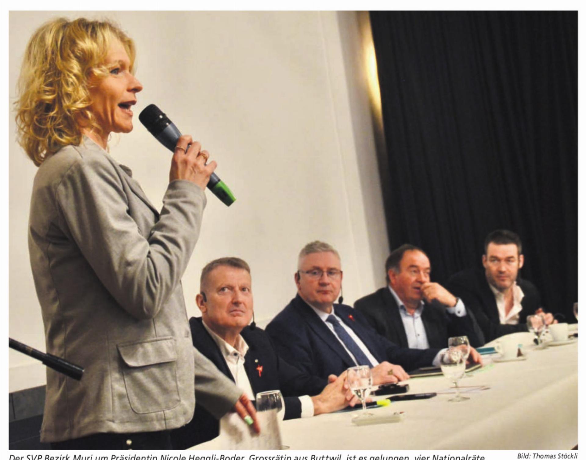 Der SVP Bezirk Muri um Präsidentin Nicole Heggli-Boder, Grossrätin aus Buttwil, ist es gelungen, vier Nationalräte nach Boswil zu locken. Von links: Thomas Burgherr, Andreas Glarner, Alois Huber und Christoph Riner. Bild: Thomas Stöckli - Das Bild wird blockiert. – Möglicherweise durch einen aktiven Adblocker.