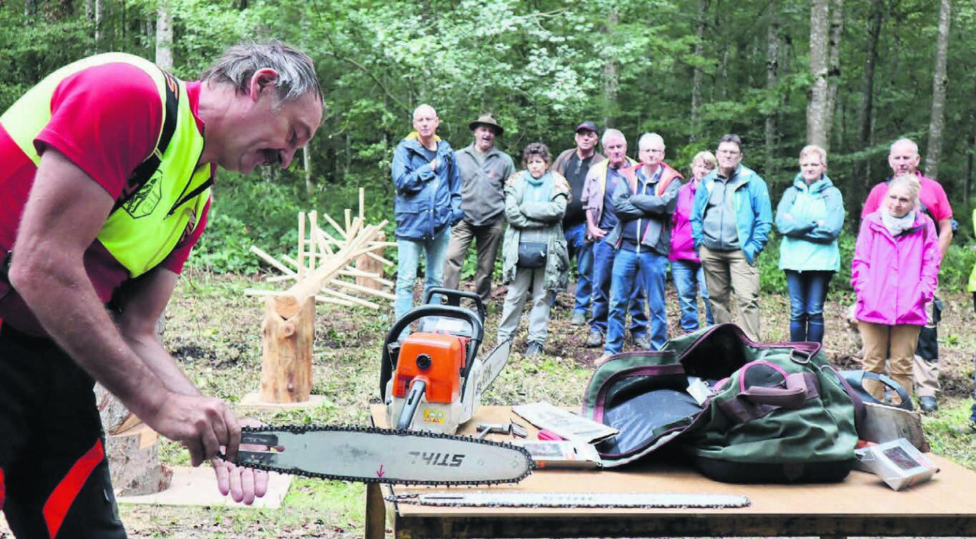 Andreas Budliger (links) erklärt der interessierten Bevölkerung, wie der Holzsport funktioniert. Bilder: gum