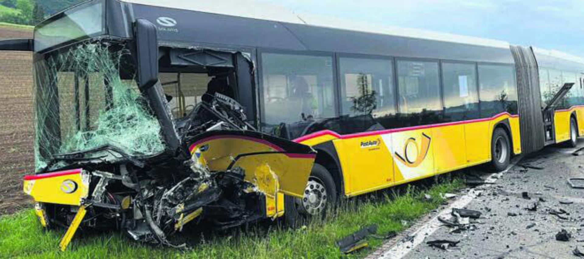 Der Bus wie auch der Personenwagen wurden durch die Kollision eingedrückt. Bild: pz