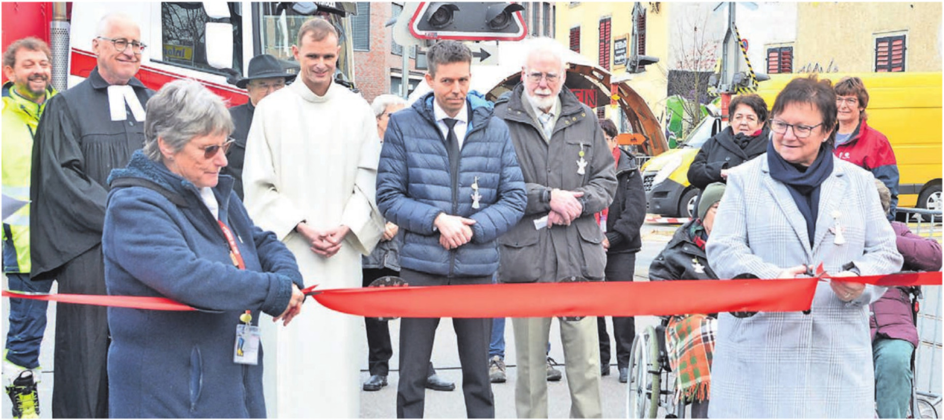 Frau Vizeammann Doris Stöckli (rechts) und Christchindli-Märt-Präsidentin Sabina Glarner durchschneiden gemeinsam das Eröffnungsband. Sie wünschen allen einen zauberhaften Weihnachtsmarkt und hoffen, dass so manche Herzenswünsche in Erfüllung gehen. Bild: Roger Wetli - Das Bild wird blockiert. – Möglicherweise durch einen aktiven Adblocker.