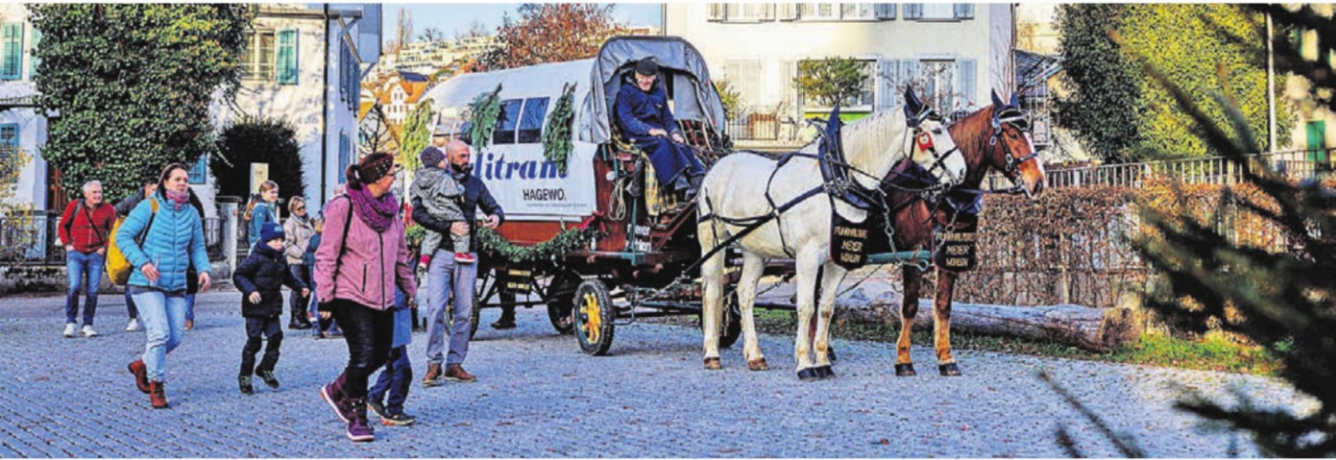 Fuhrhalter Meier bringt mit seinem Märlitram die grossen und kleinen Zuhörer zum Märchenschloss. Bild: hus - Das Bild wird blockiert. – Möglicherweise durch einen aktiven Adblocker.