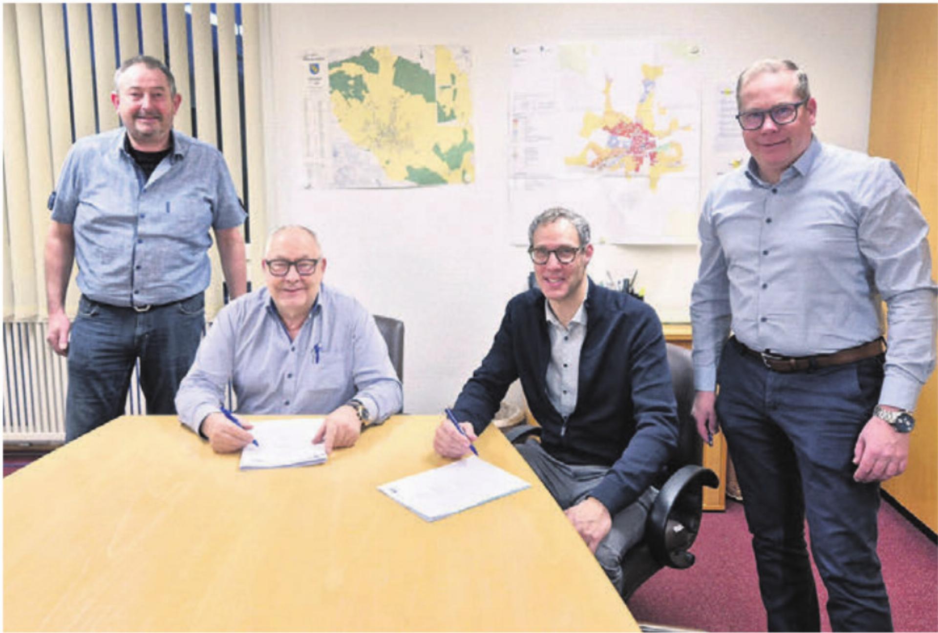 Vizeammann Ruedi Schmid und Gemeindeammann Franz Schaad sowie die Vertreter der AEW Energie AG, David Gautschi (Leiter Produktion) und Daniel Wernli (Leiter Wärmeproduktion) bei der Vertragsunterzeichnung (von links). Bild: zg - Das Bild wird blockiert. – Möglicherweise durch einen aktiven Adblocker.