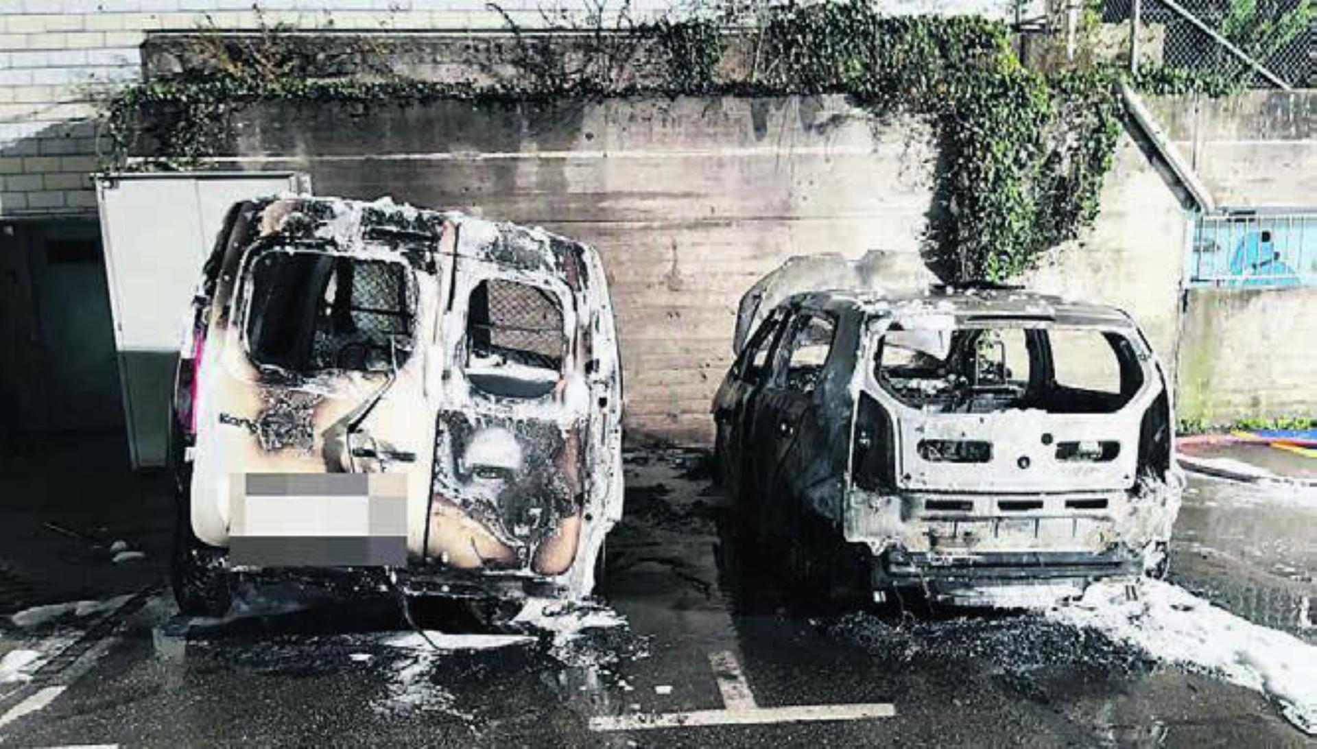 Gleich zwei Fahrzeuge brannten in dieser Nacht total aus. Bild: pz