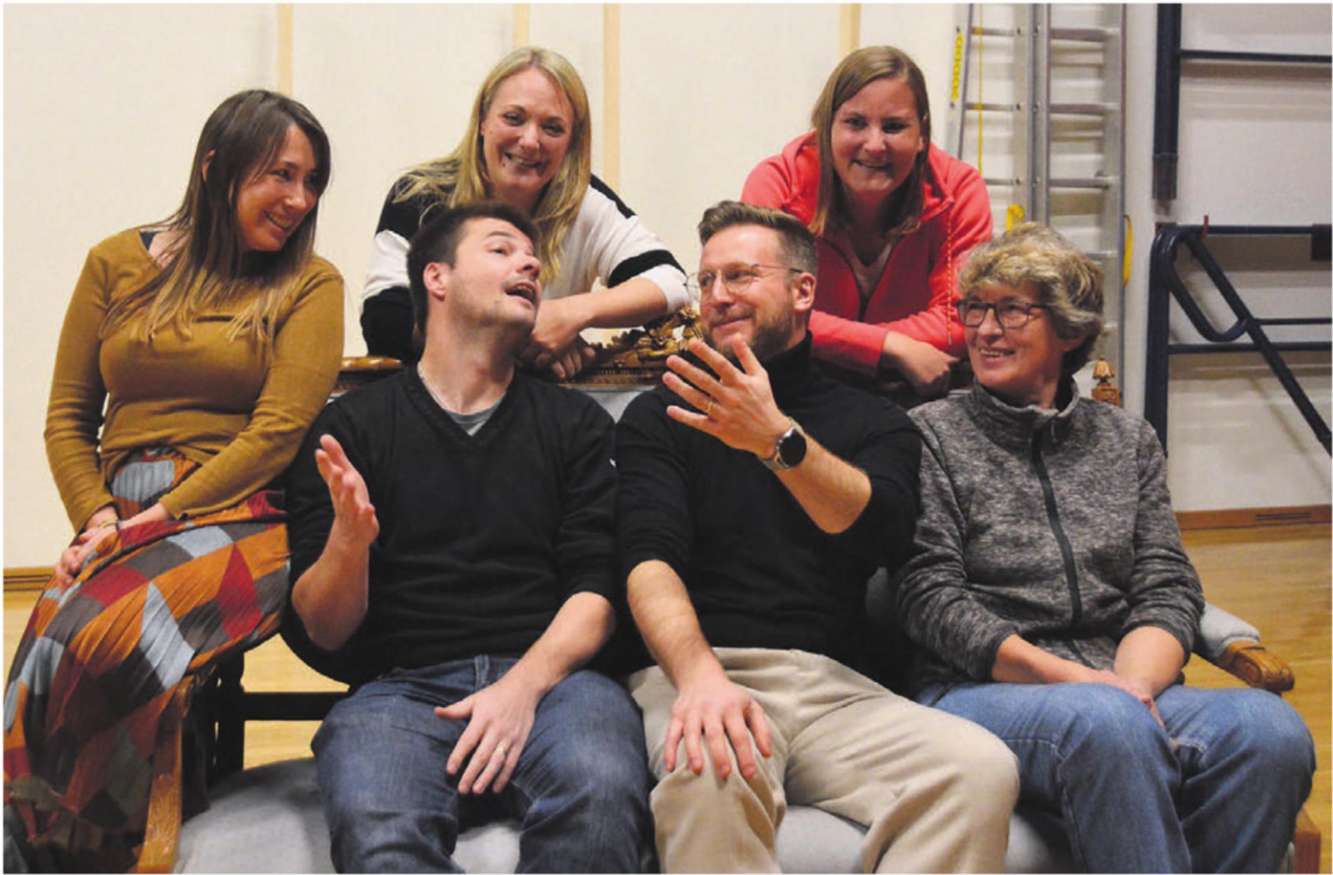 Sie verstehen sich, auf und neben der Bühne, von links: Stefanie Stöckli, Marc von Flüe, Janine Meier-Berger, Michel Marty, Silvia Etterlin und Agnes Wüthrich. Bilder: Annemarie Keusch - Das Bild wird blockiert. – Möglicherweise durch einen aktiven Adblocker.