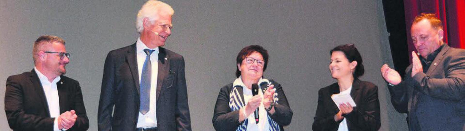 Mit einer Gesangseinlage vom Verwaltungsteam, dem «Bremgarter Leu», der Skulptur des Bremgarter Förderpreises, als Geschenk, Standing Ovations von der Bevölkerung und der rührenden Laudatio von den Stadträten Claudia Bamert, Daniel Sommerhalder und Stephan Troxler wurden Raymond Tellenbach und Doris Stöckli verabschiedet.
Ein Stadtammann mit Leib und Seele. So beschreiben die Ratskollegen Raymond Tellenbach. Er war 19 Jahre im Stadtrat, davon 16 als Ammann. «Immer im Amt, immer erreichbar, immer präsent.» Man sehe ihn oft am Wochenmarkt, aber nicht als Ammann, der sich unbedingt zeigen muss, sondern als Bremgarter, der seine Stadt liebt. «Nahbar und einer von uns», so Troxler, der in die grossen Fussstapfen von Tellenbach treten wird. «Du warst in so vielen Gremien vertreten. Für die vollständige Aufzählung bräuchten wir im Minimum eine Freinacht.»
Von 2002 bis 2008 war Doris Stöckli Gemeinderätin in Hermetschwil-Staffeln, danach vier Jahre Frau Vizeammann. Seit dem Zusammenschluss mit Bremgarten zwölf Jahre im selben Amt tätig. Sie sei die treue Seele, die Anpackerin. «Du bist immer da, wo Hilfe gebraucht wird, ohne Diskussionen», erzählt Bamert. «Dein Engage- - Das Bild wird blockiert. – Möglicherweise durch einen aktiven Adblocker.