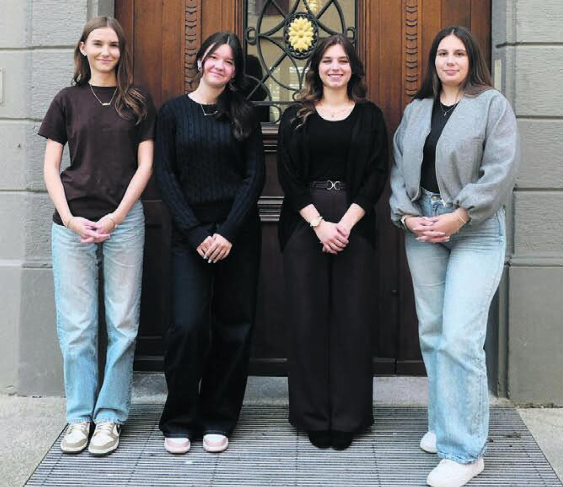 Alina Steuble und Anina Loretan (beide erstes Lehrjahr), Rilana De Odorico (zweites Lehrjahr) und Olivia Schönbächler (drittes Lehrjahr) übernehmen die Verantwortung (von links). Letztere beide haben auch den Pressetext für den «BBA» in Eigenregie verfasst. Bild: zg