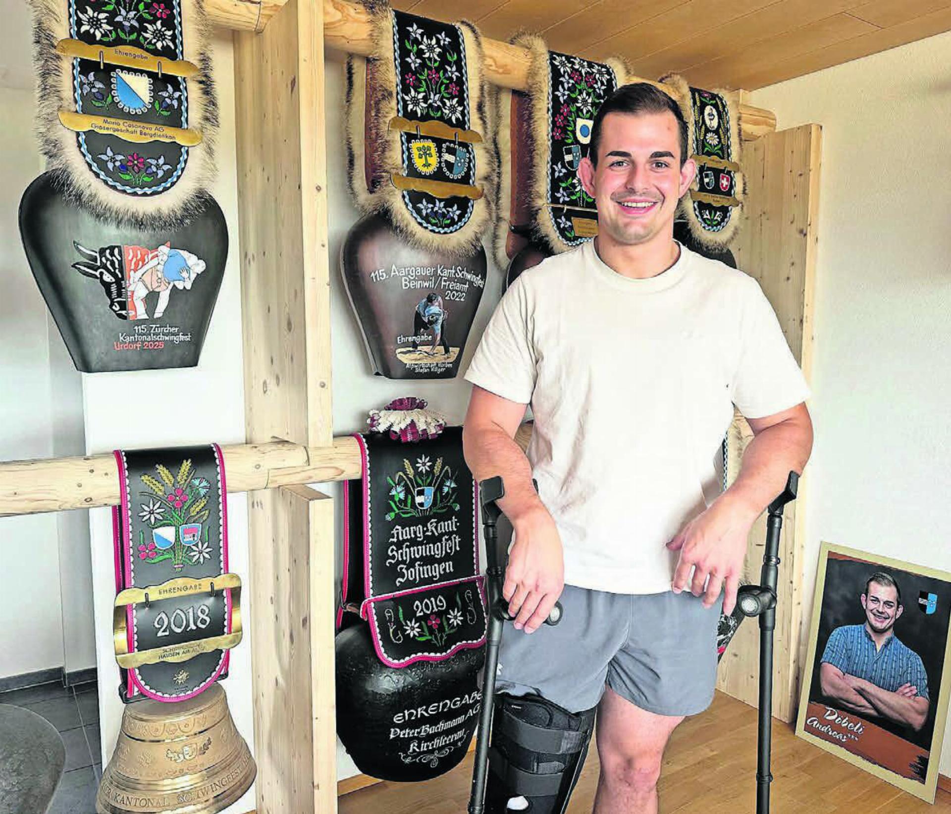 Exakt eine Woche nach seiner Knie-Operation kann Andreas Döbeli in seinem Zuhause in Sarmenstorf schon wieder lachen. Die Enttäuschung über das Saisonende und das erneute Verpassen des ESAF ist dennoch gross.
Bild: Stefan Sprenger - Das Bild wird blockiert. – Möglicherweise durch einen aktiven Adblocker.