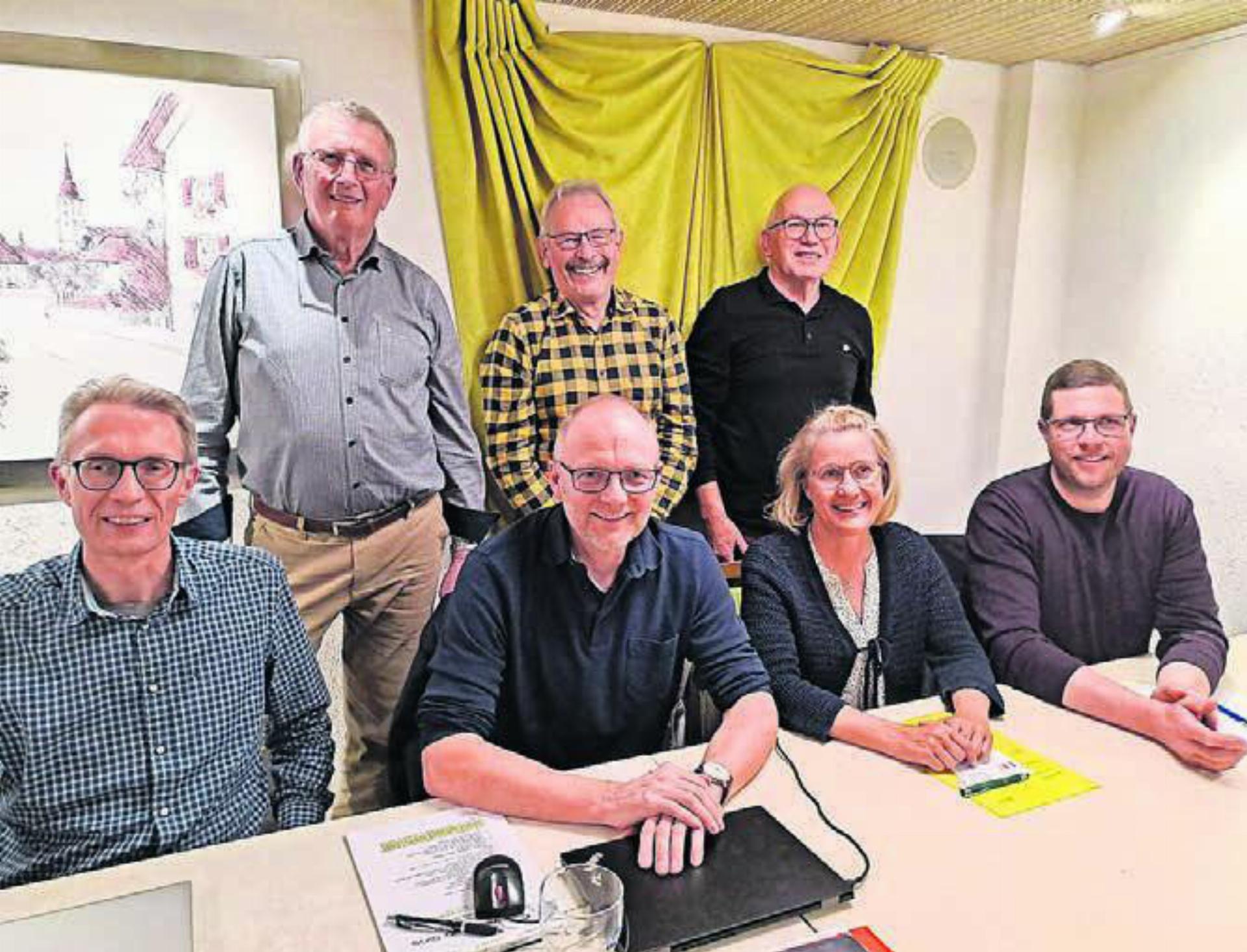 Sitzend von links: der alte Vorstand: Patrik Konrad, Roland Wiss (bisheriger Präsident), Judith Klausner, Philipp Villiger. Stehend die Nachfolger: Robert Bisang, Sepp Bühlmann (neuer Präsident) und Peter Burkard. Bild: zg