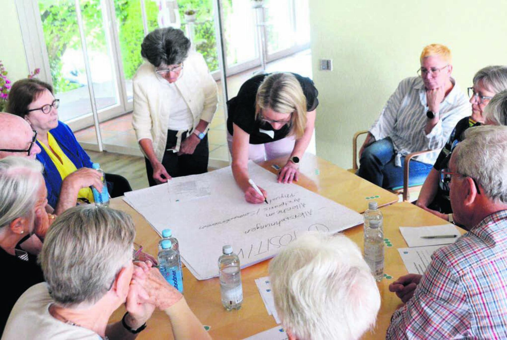 In Gruppen besprachen die Teilnehmenden, was im Dorf bezüglich Altersarbeit gut läuft und was weniger. Bilder: Annemarie Keusch