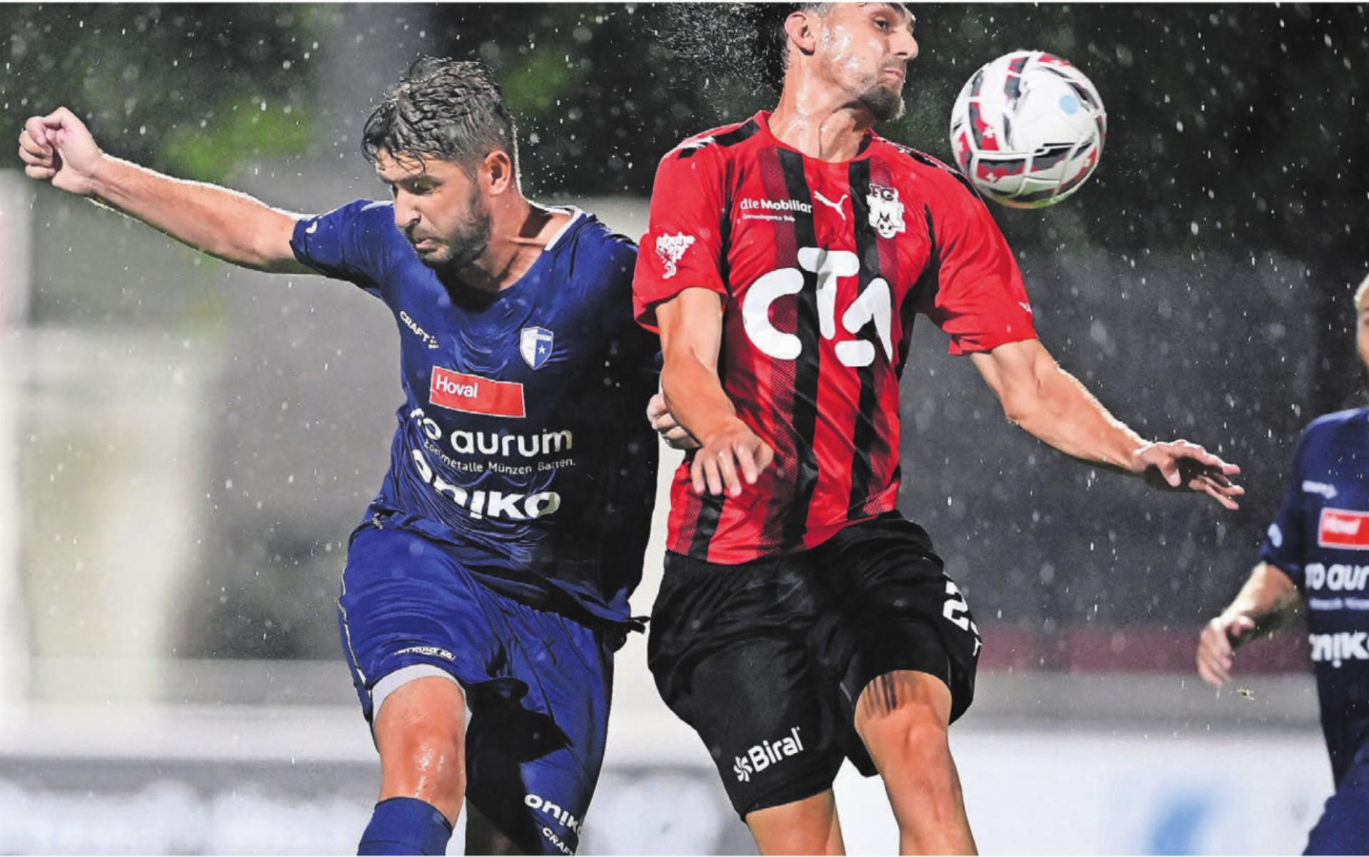 35 Jahre alt und kein bisschen müde: Der Ex-Profi Alban Pnishi (links) ist beim FC Wohlen eine Institution. Bild: Alexander Wagner - Das Bild wird blockiert. – Möglicherweise durch einen aktiven Adblocker.