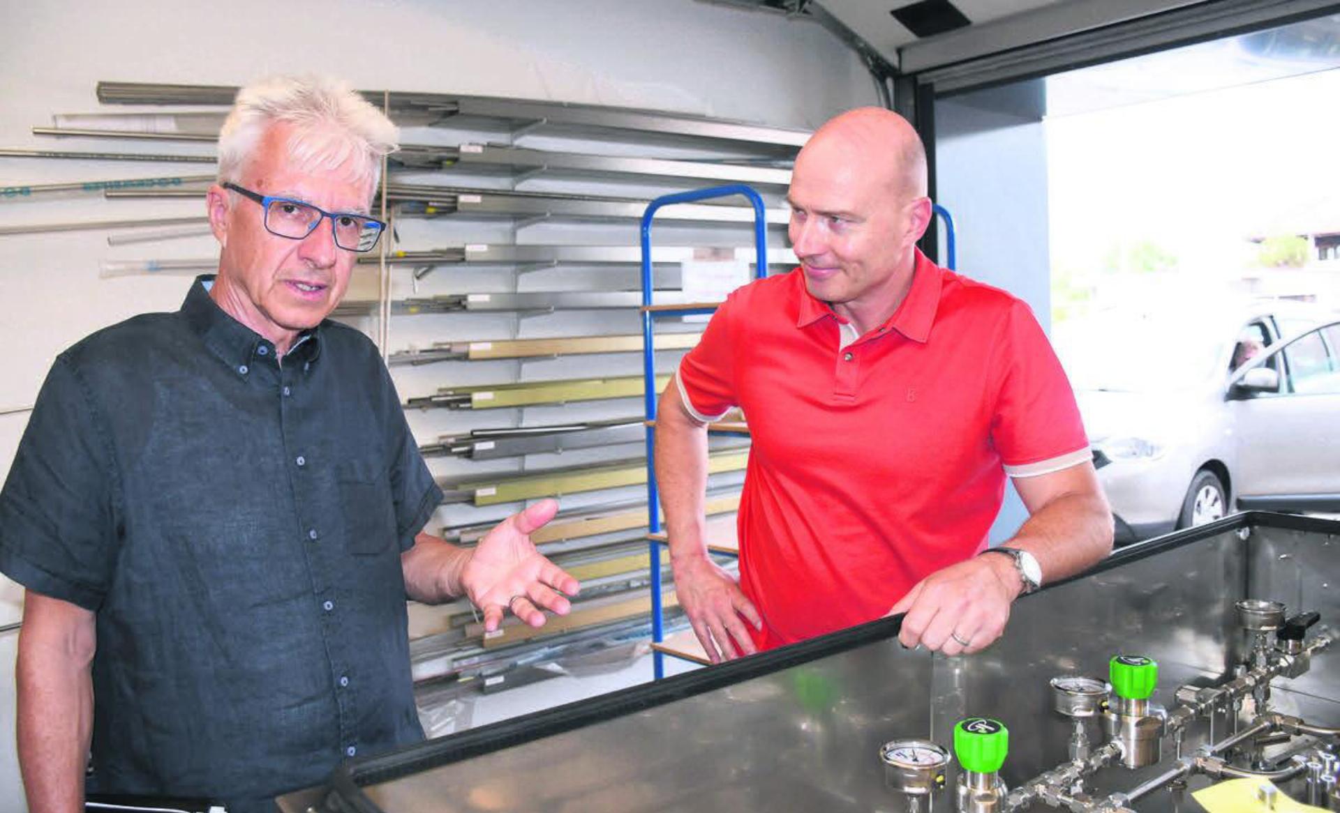 Eine ideale Partnerschaft: Unternehmer Raphael Schmid (links) ermöglicht mit dem Kauf des Werks 3 der Firma Oerlikon Metco, dass die Arbor Fluidtec AG weiter expandieren kann. Ganz zur Freude von Thomas Freund (rechts), Inhaber und Geschäftsleiter der Firma Arbor.
Bilder: Daniel Marti