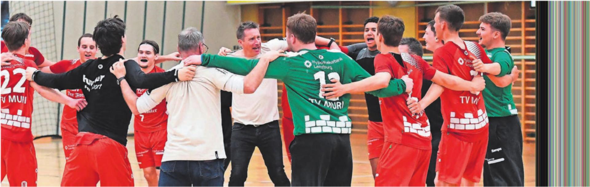 Der Sieg in Altdorf wird vom Team emotional gefeiert. Trainer Björn Navarin (Mitte) ist riesig stolz. Am nächsten Samstag wird die Bachmattenhalle beim entscheidenden Spiel proppenvoll sein. Bilder: tvm - Das Bild wird blockiert. – Möglicherweise durch einen aktiven Adblocker.