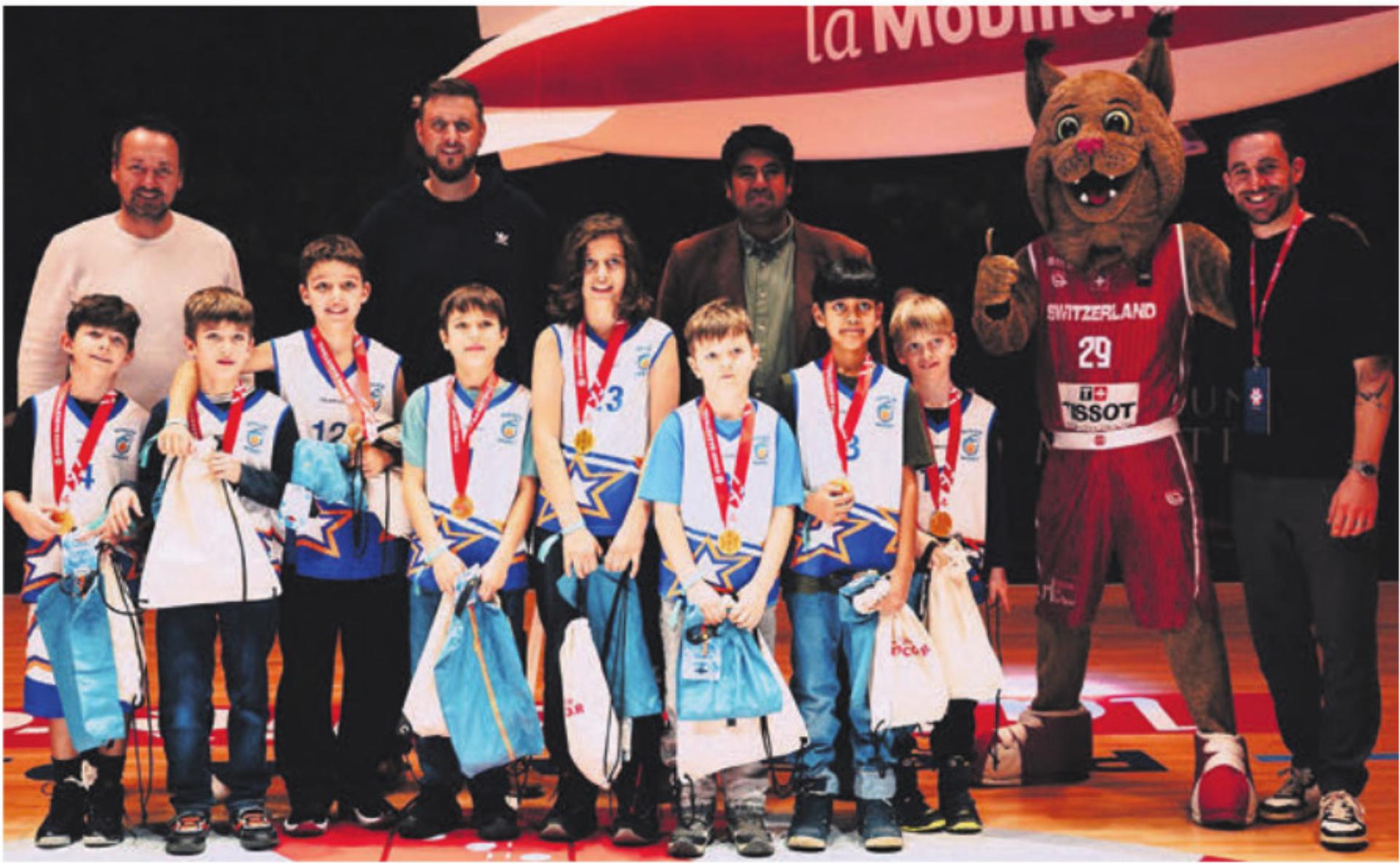Das starke U10-Team und das Betreuerteam von Wohlen Basket. Bild: zg - Das Bild wird blockiert. – Möglicherweise durch einen aktiven Adblocker.