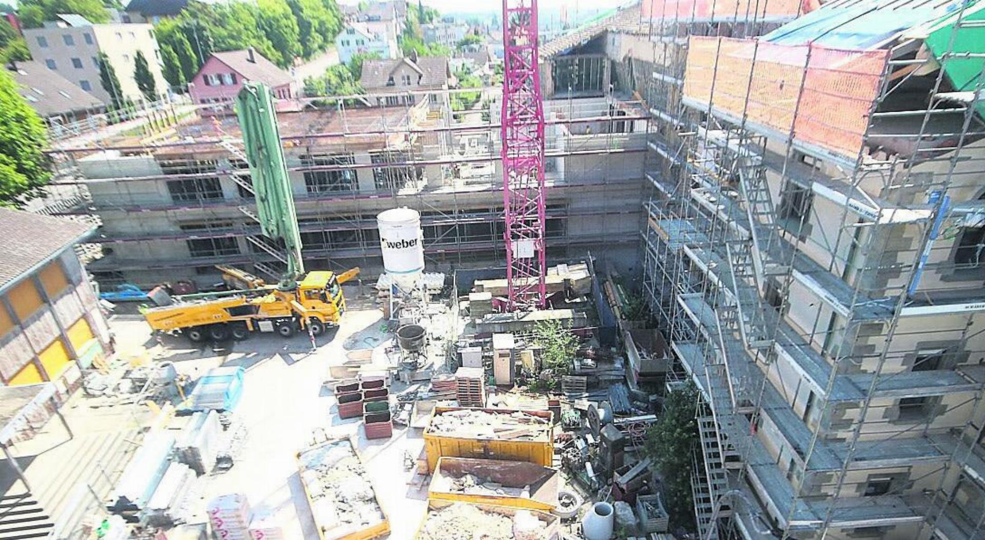 Im Schulzentrum Halde entsteht zurzeit neuer Schulraum für die Bezirksschule. Diese Baustelle ist in einem Jahr abgeschlossen, danach ist das Schulzentrum gebaut, weitere Ausbaumöglichkeiten gibt es auf diesem Areal nicht mehr. Weitere Bauten für neuen Schulraum müssen danach zwangsläufig folgen. Bild: pd - Das Bild wird blockiert. – Möglicherweise durch einen aktiven Adblocker.