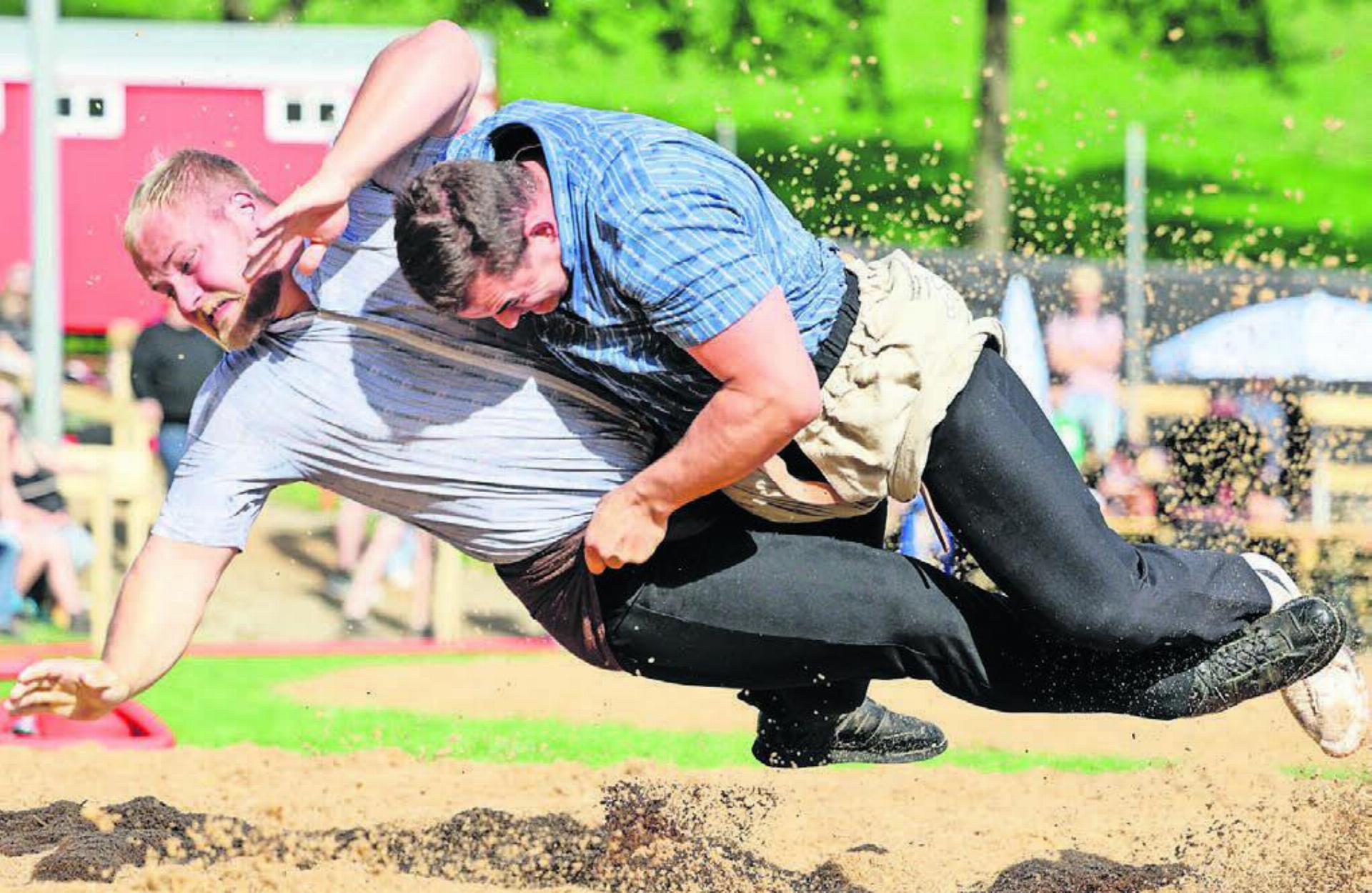 Andreas Döbeli (oben) gegen den Eidgenossen Lars Voggensperger. Dieser Gang endete gestellt. Bild: Freshfocus