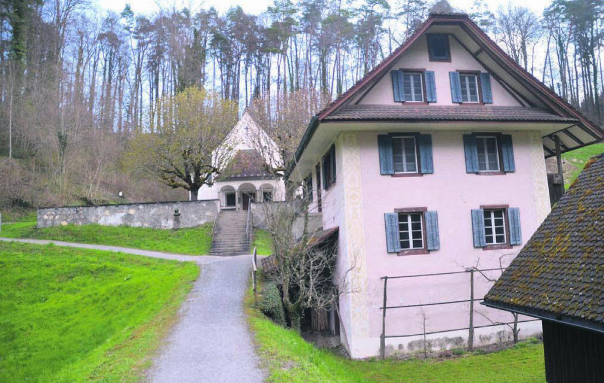 Die Kanalisationsleitung soll vom Pumpschacht beim Sakristanenhaus (vorne) durch den Wald gegen Litzi hoch (oben links) unterirdisch im Spülbohrverfahren erstellt werden. Bilder: Thomas Stöckli