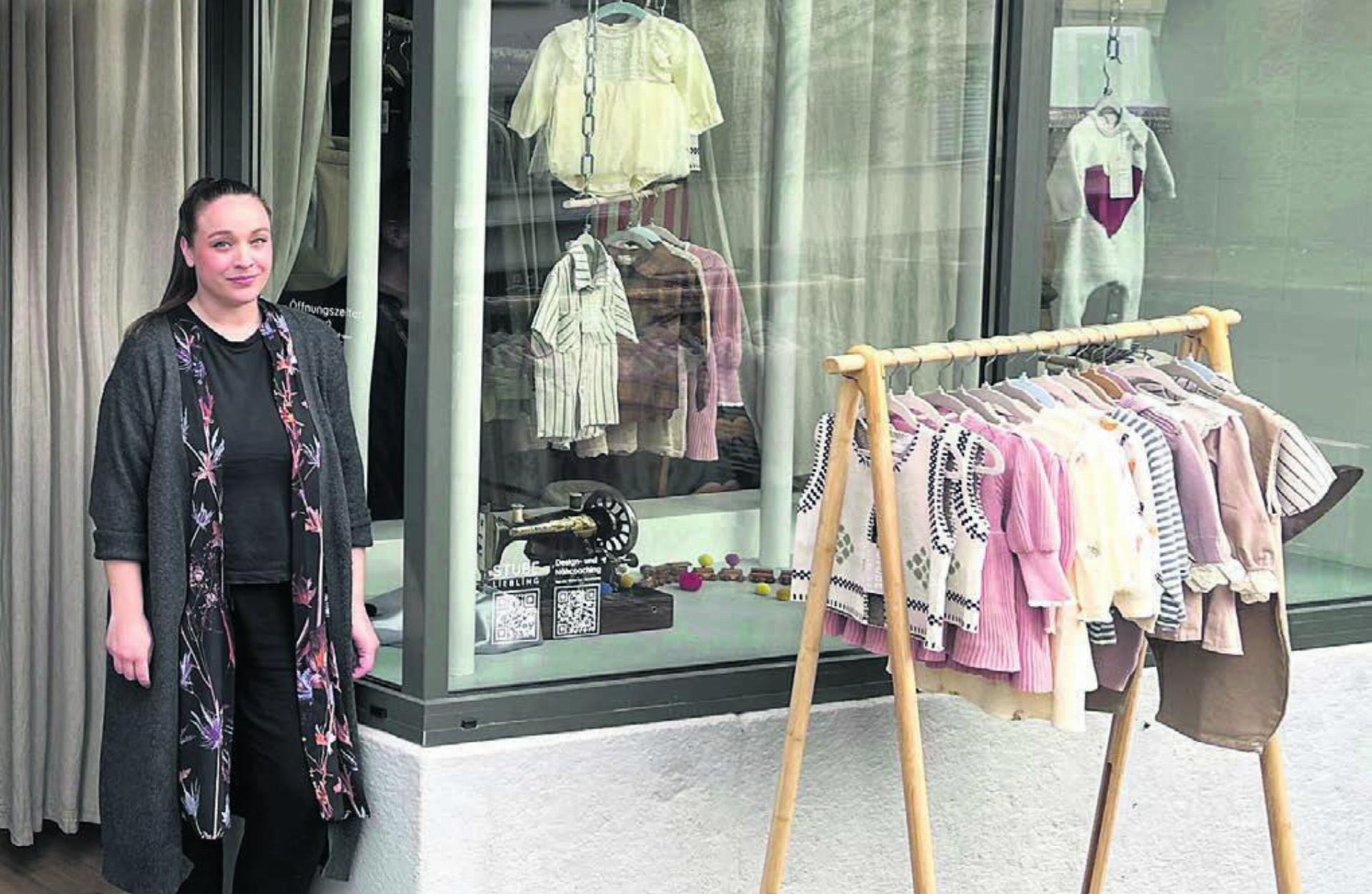 Am Bogen der Bremgarter Altstadt betreibt Modedesignerin Laura Inderbitzin ab sofort ihren eigenen Baby- und Kleinkinderkleiderladen. Dort angeboten werden «die Lieblingsstücke aus der Nähstube» – denn gleichenorts befindet sich auch ihr Nähatelier. Bild: zg