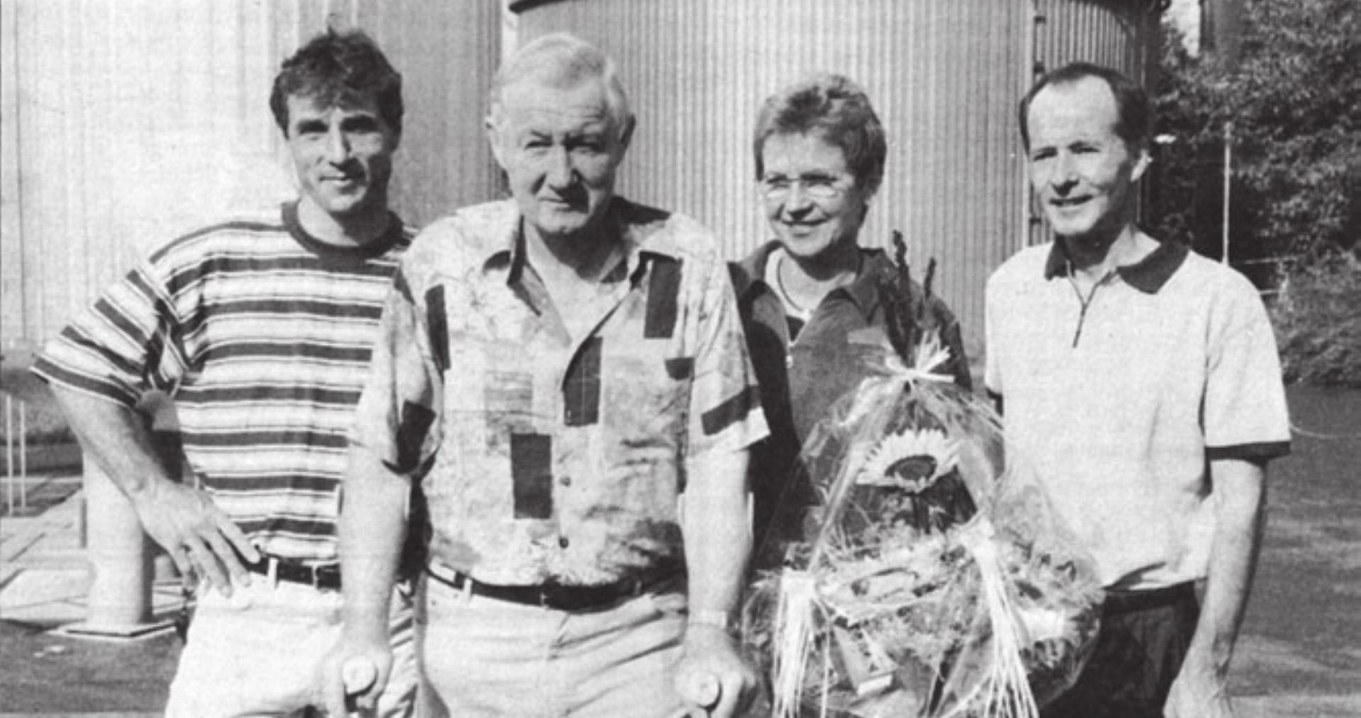 Der scheidende Bünzer Klärwart Johann Abt und seine Frau Any – links Nachfolger Ruedi Birrer, rechts Verbandspräsident Richard Gähwiler. Bild: Archiv