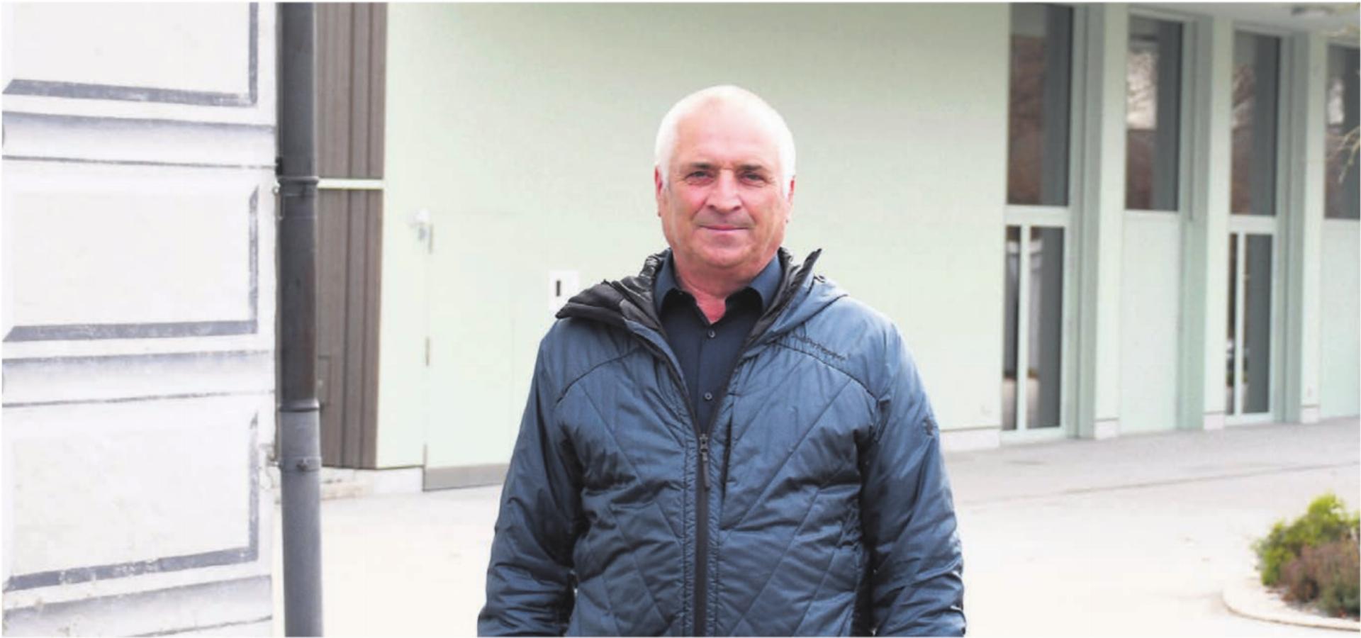 Josef Huwiler steht zwischen Gemeindehaus und Kulturbau. Der neue Kulturbau ist eines der Bauwerke, über die er stolz ist, dass die Gemeinde sie nun zur Verfügung hat. Bild: Verena Anna Wigger - Das Bild wird blockiert. – Möglicherweise durch einen aktiven Adblocker.