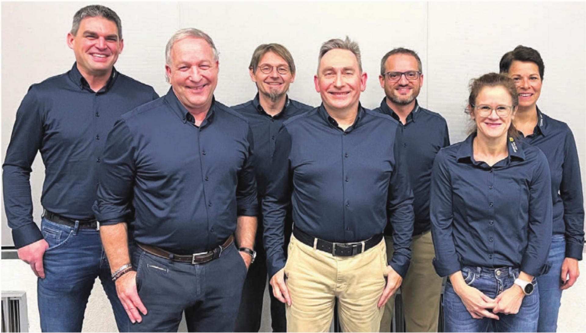 Die Gemeinderatsmitglieder von links: Christoph Bihr, Ralph Stampbach, Werner Trottmann (Gemeindeammann), Thomas Füglistaler (tritt Ende Jahr zurück) und Beat Gloor, zusammen mit Nicole Jenny (Gemeindeschreiberin) und Susanne Marti (stellvertretende Gemeindeschreiberin). Bild: Walter Minder - Das Bild wird blockiert. – Möglicherweise durch einen aktiven Adblocker.