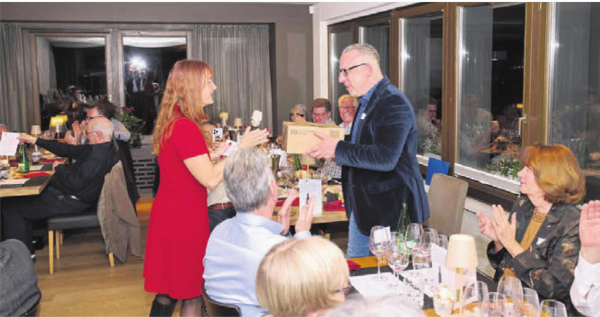 Esther Béchir, Vorstandsmitglied und Organisatorin dieses Wine & Dine, bedankt sich bei Referent Sami Veseli für seine interessanten Ausführungen. Bild: zg - Das Bild wird blockiert. – Möglicherweise durch einen aktiven Adblocker.