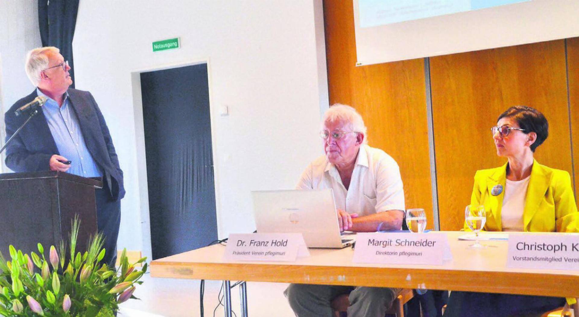 Die Vorstandsmitglieder Christoph Käppeli (links) und Präsident Franz Hold sowie Direktorin Margit Schneider orientierten über die Pflegi Muri. Bild: Thomas Stöckli